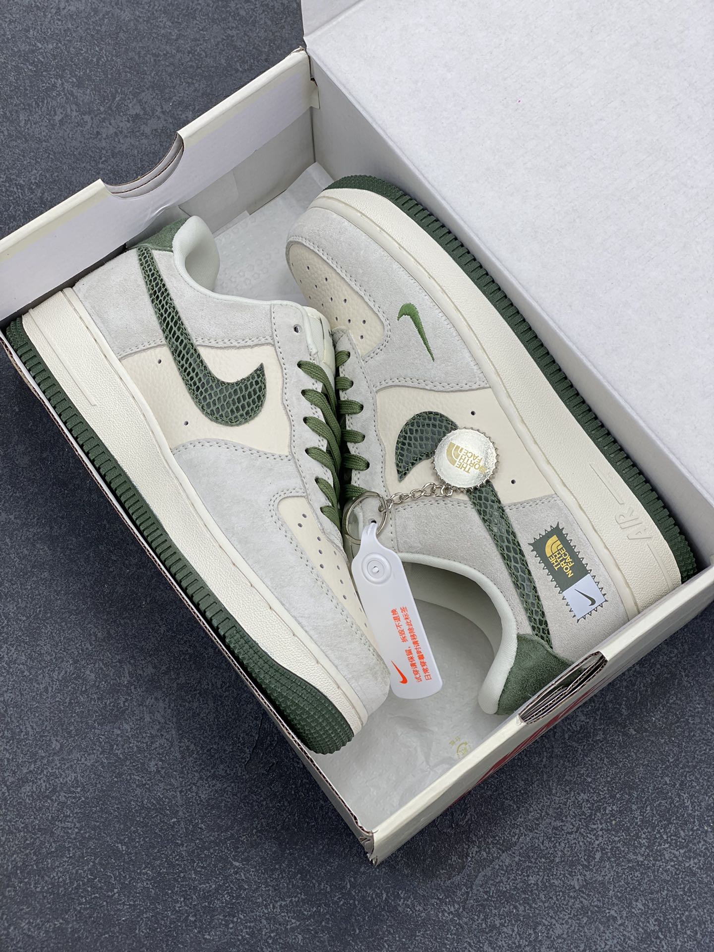图片[9]-NIke Air Force 1 \’07 Low “北面联名——绿蛇纹勾”空军一号 低帮 运动鞋 休闲鞋 折边针车 工艺难度大 原楦头原纸板 原装鞋盒 定制五金配件 内置全掌气垫 原厂鞋底 货号：DF0188-026 尺码：36 36.5 37.5 38 38.5 39 40 40.5 41 42 42.5 43 44 44.5 45-选品中心