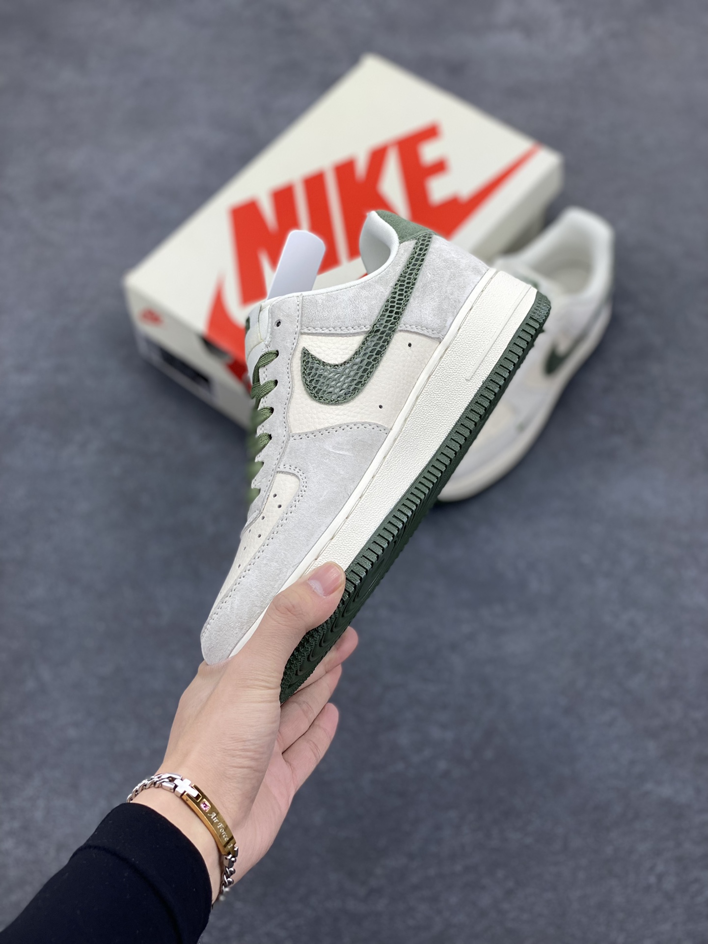 图片[3]-NIke Air Force 1 \’07 Low “北面联名——绿蛇纹勾”空军一号 低帮 运动鞋 休闲鞋 折边针车 工艺难度大 原楦头原纸板 原装鞋盒 定制五金配件 内置全掌气垫 原厂鞋底 货号：DF0188-026 尺码：36 36.5 37.5 38 38.5 39 40 40.5 41 42 42.5 43 44 44.5 45-选品中心