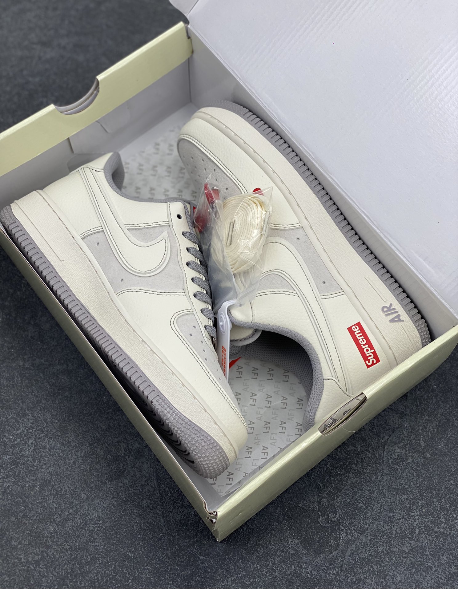 图片[9]-NIke Air Force 1 \’07 Low “Supreme联名–米灰小红勾”空军一号 低帮 运动鞋 休闲鞋 折边针车 工艺难度大 原楦头原纸板 原装鞋盒 定制五金配件 内置全掌气垫 原厂鞋底 货号：BB7518-011 尺码：36 36.5 37.5 38 38.5 39 40 40.5 41 42 42.5 43 44 44.5 45-选品中心