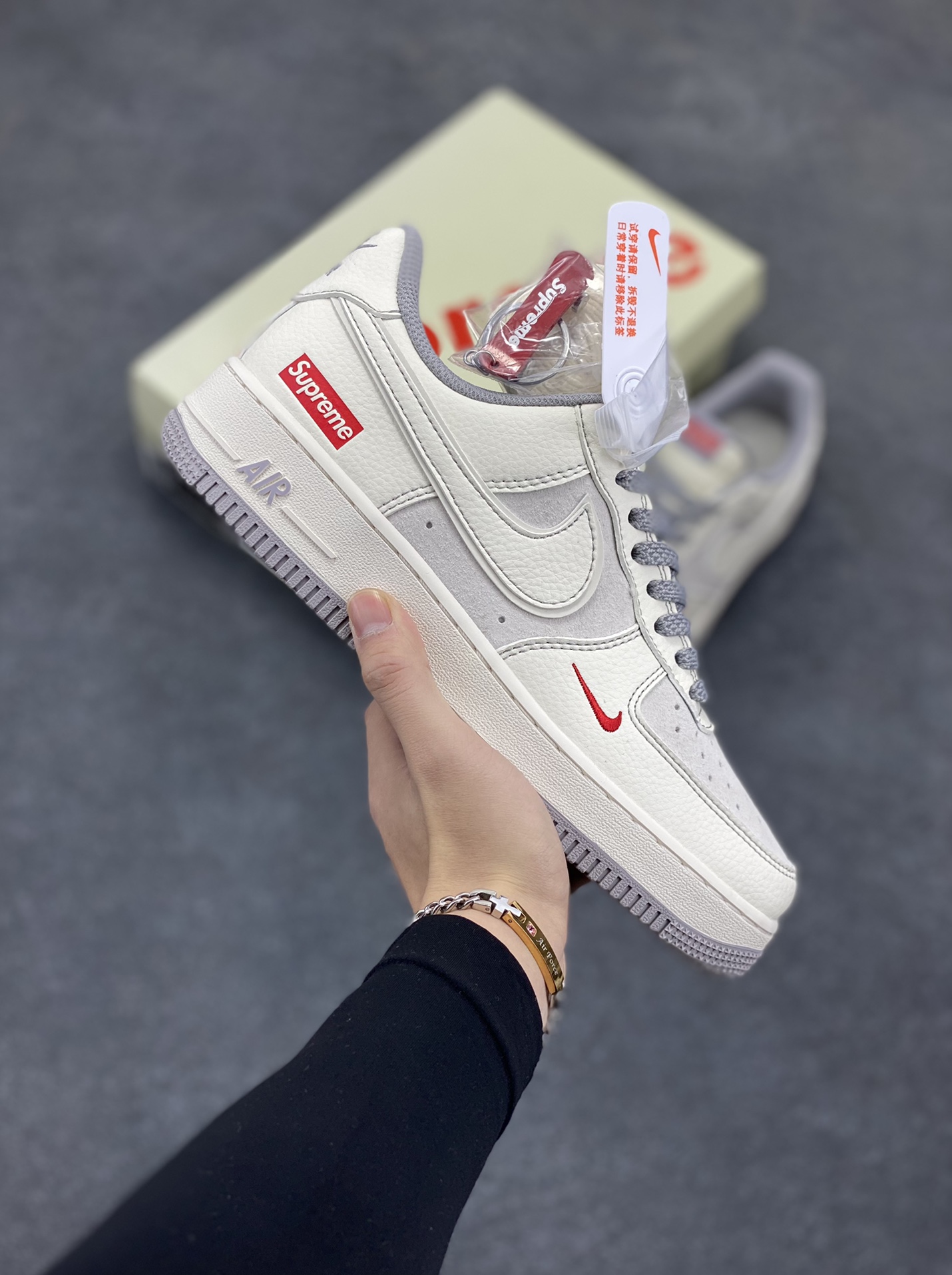 NIke Air Force 1 \’07 Low “Supreme联名–米灰小红勾”空军一号 低帮 运动鞋 休闲鞋 折边针车 工艺难度大 原楦头原纸板 原装鞋盒 定制五金配件 内置全掌气垫 原厂鞋底 货号:BB7518-011 尺码:36 36.5 37.5 38 38.5 39 40 40.5 41 42 42.5 43 44 44.5 45-选品中心