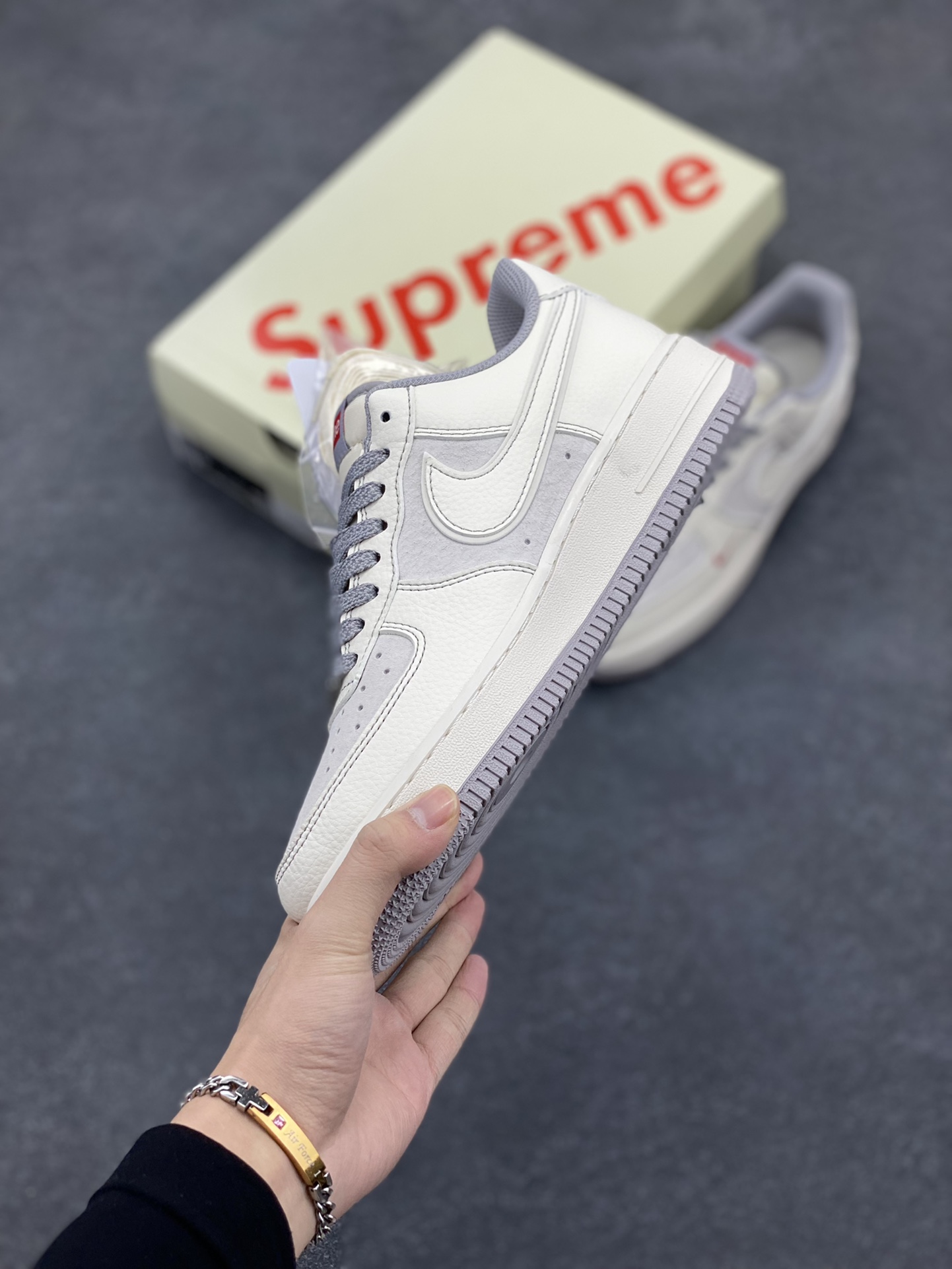 图片[3]-NIke Air Force 1 \’07 Low “Supreme联名–米灰小红勾”空军一号 低帮 运动鞋 休闲鞋 折边针车 工艺难度大 原楦头原纸板 原装鞋盒 定制五金配件 内置全掌气垫 原厂鞋底 货号：BB7518-011 尺码：36 36.5 37.5 38 38.5 39 40 40.5 41 42 42.5 43 44 44.5 45-选品中心