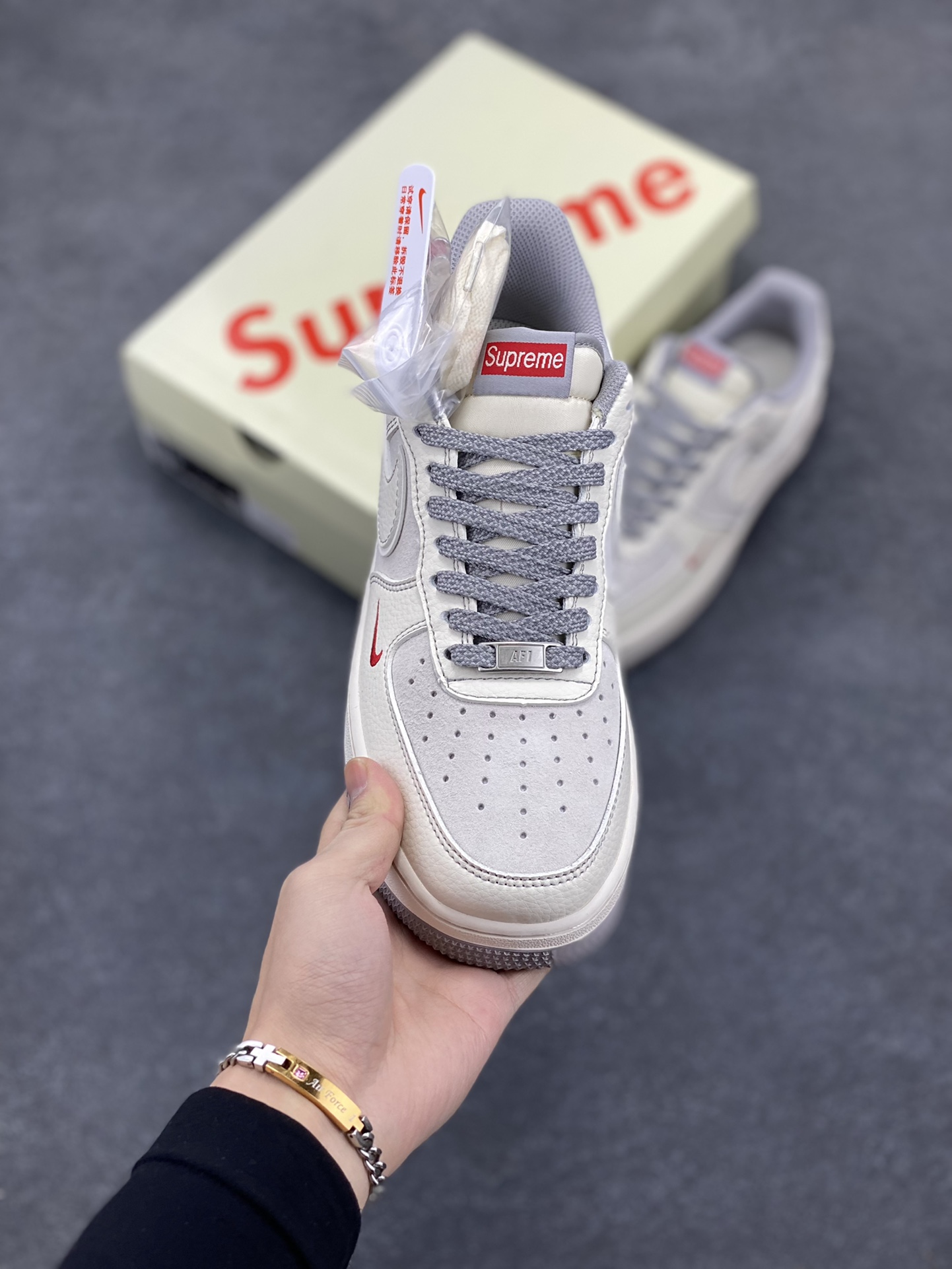 图片[2]-NIke Air Force 1 \’07 Low “Supreme联名–米灰小红勾”空军一号 低帮 运动鞋 休闲鞋 折边针车 工艺难度大 原楦头原纸板 原装鞋盒 定制五金配件 内置全掌气垫 原厂鞋底 货号：BB7518-011 尺码：36 36.5 37.5 38 38.5 39 40 40.5 41 42 42.5 43 44 44.5 45-选品中心