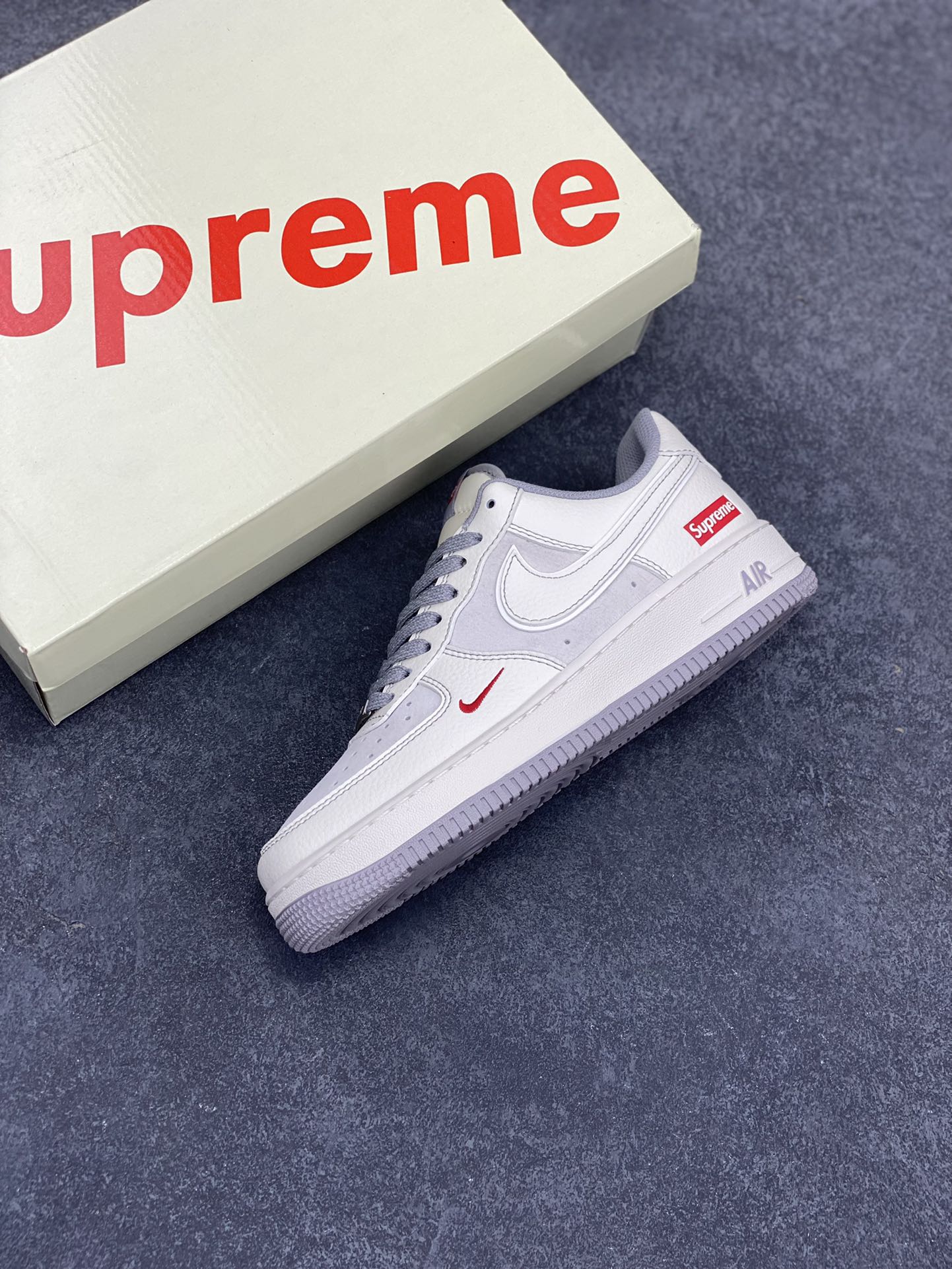 图片[7]-NIke Air Force 1 \’07 Low “Supreme联名–米灰小红勾”空军一号 低帮 运动鞋 休闲鞋 折边针车 工艺难度大 原楦头原纸板 原装鞋盒 定制五金配件 内置全掌气垫 原厂鞋底 货号：BB7518-011 尺码：36 36.5 37.5 38 38.5 39 40 40.5 41 42 42.5 43 44 44.5 45-选品中心