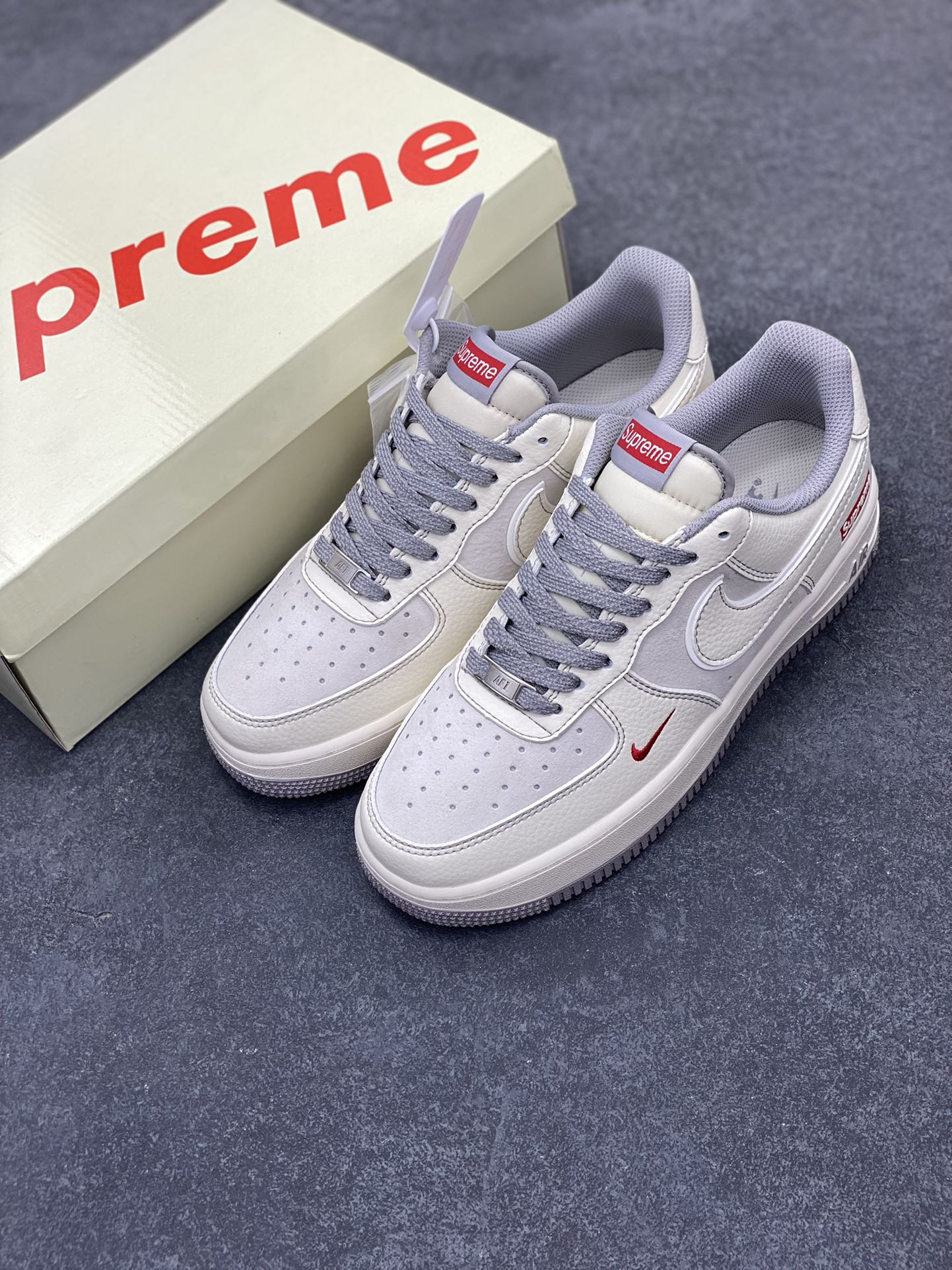 图片[8]-NIke Air Force 1 \’07 Low “Supreme联名–米灰小红勾”空军一号 低帮 运动鞋 休闲鞋 折边针车 工艺难度大 原楦头原纸板 原装鞋盒 定制五金配件 内置全掌气垫 原厂鞋底 货号：BB7518-011 尺码：36 36.5 37.5 38 38.5 39 40 40.5 41 42 42.5 43 44 44.5 45-选品中心