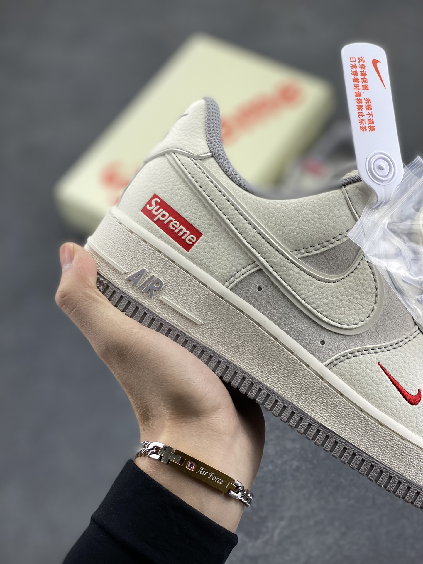 图片[6]-NIke Air Force 1 \’07 Low “Supreme联名–米灰小红勾”空军一号 低帮 运动鞋 休闲鞋 折边针车 工艺难度大 原楦头原纸板 原装鞋盒 定制五金配件 内置全掌气垫 原厂鞋底 货号：BB7518-011 尺码：36 36.5 37.5 38 38.5 39 40 40.5 41 42 42.5 43 44 44.5 45-选品中心