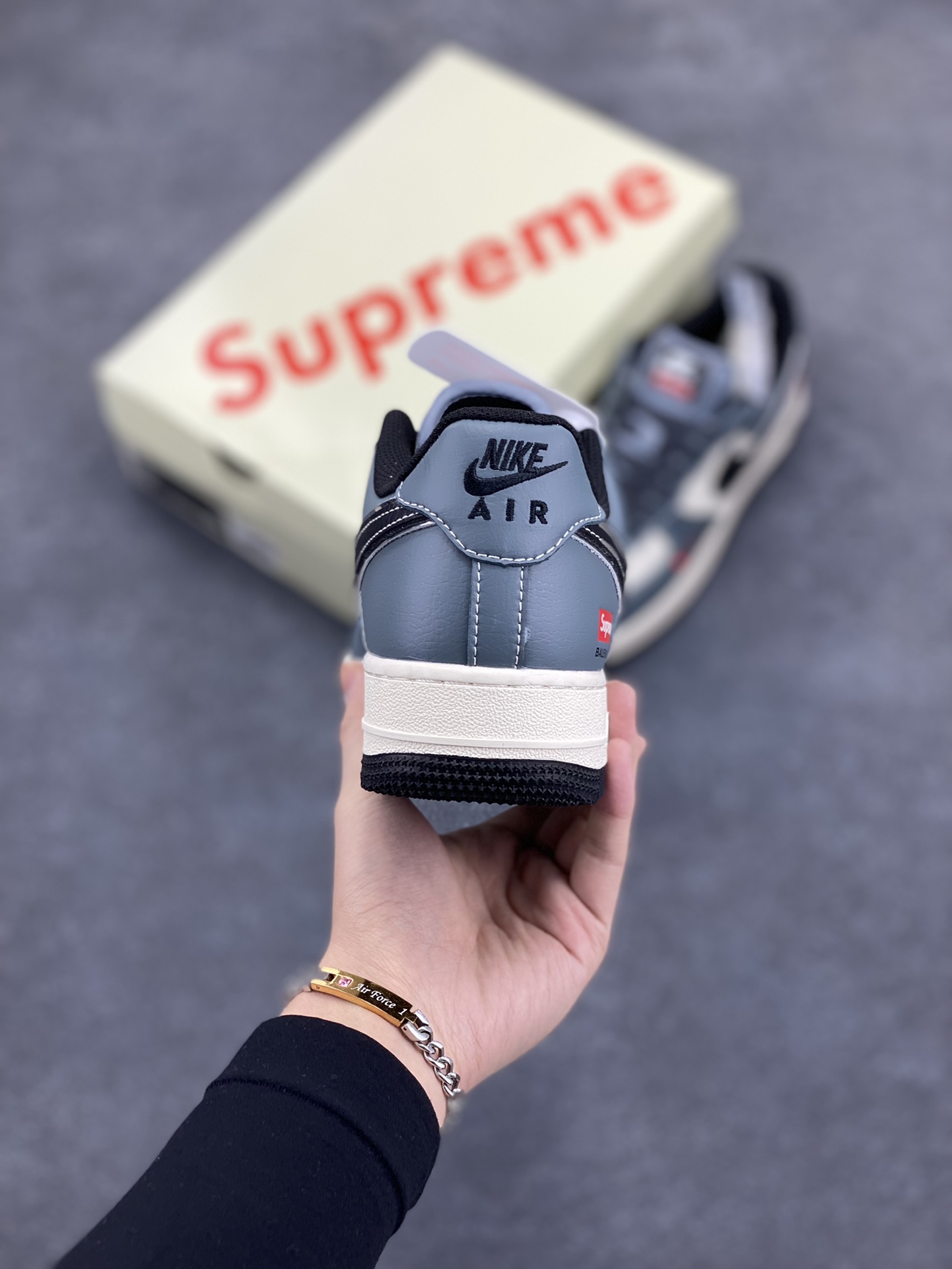 图片[4]-NIke Air Force 1 \’07 Low “Supreme联名–蓝灰色”空军一号 低帮 运动鞋 休闲鞋 折边针车 工艺难度大 原楦头原纸板 原装鞋盒 定制五金配件 内置全掌气垫 原厂鞋底 货号：XZ6188-385 尺码：36 36.5 37.5 38 38.5 39 40 40.5 41 42 42.5 43 44 44.5 45-选品中心