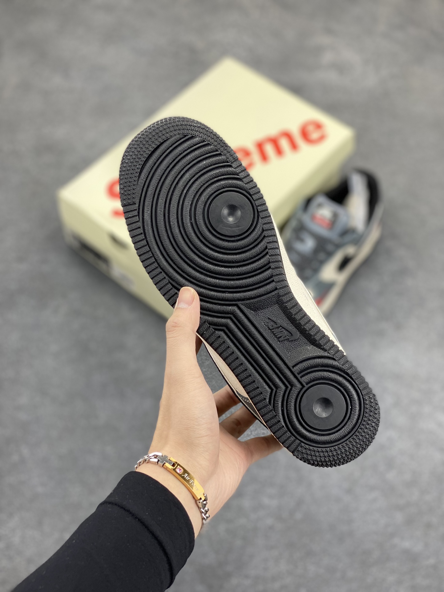 图片[5]-NIke Air Force 1 \’07 Low “Supreme联名–蓝灰色”空军一号 低帮 运动鞋 休闲鞋 折边针车 工艺难度大 原楦头原纸板 原装鞋盒 定制五金配件 内置全掌气垫 原厂鞋底 货号：XZ6188-385 尺码：36 36.5 37.5 38 38.5 39 40 40.5 41 42 42.5 43 44 44.5 45-选品中心