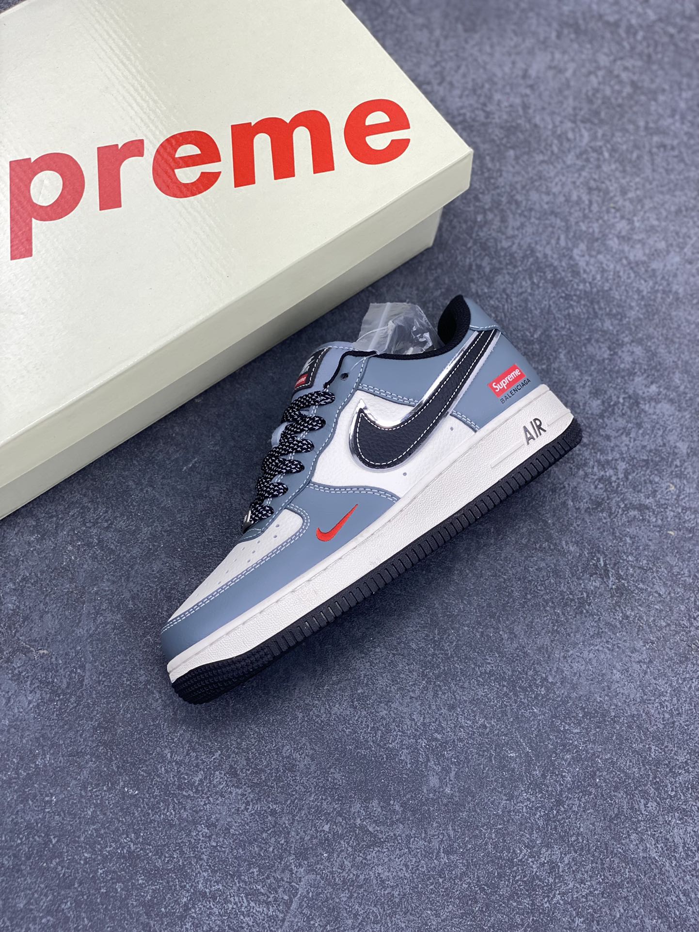 图片[7]-NIke Air Force 1 \’07 Low “Supreme联名–蓝灰色”空军一号 低帮 运动鞋 休闲鞋 折边针车 工艺难度大 原楦头原纸板 原装鞋盒 定制五金配件 内置全掌气垫 原厂鞋底 货号：XZ6188-385 尺码：36 36.5 37.5 38 38.5 39 40 40.5 41 42 42.5 43 44 44.5 45-选品中心