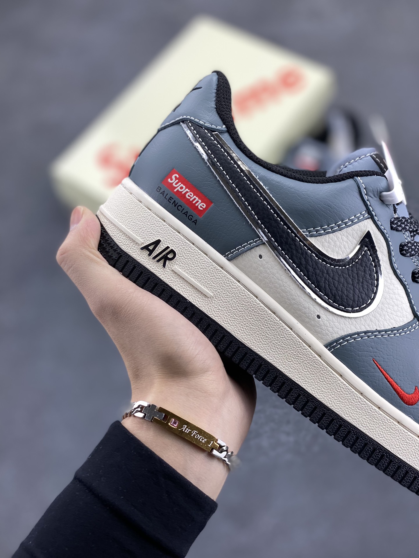 图片[6]-NIke Air Force 1 \’07 Low “Supreme联名–蓝灰色”空军一号 低帮 运动鞋 休闲鞋 折边针车 工艺难度大 原楦头原纸板 原装鞋盒 定制五金配件 内置全掌气垫 原厂鞋底 货号：XZ6188-385 尺码：36 36.5 37.5 38 38.5 39 40 40.5 41 42 42.5 43 44 44.5 45-选品中心