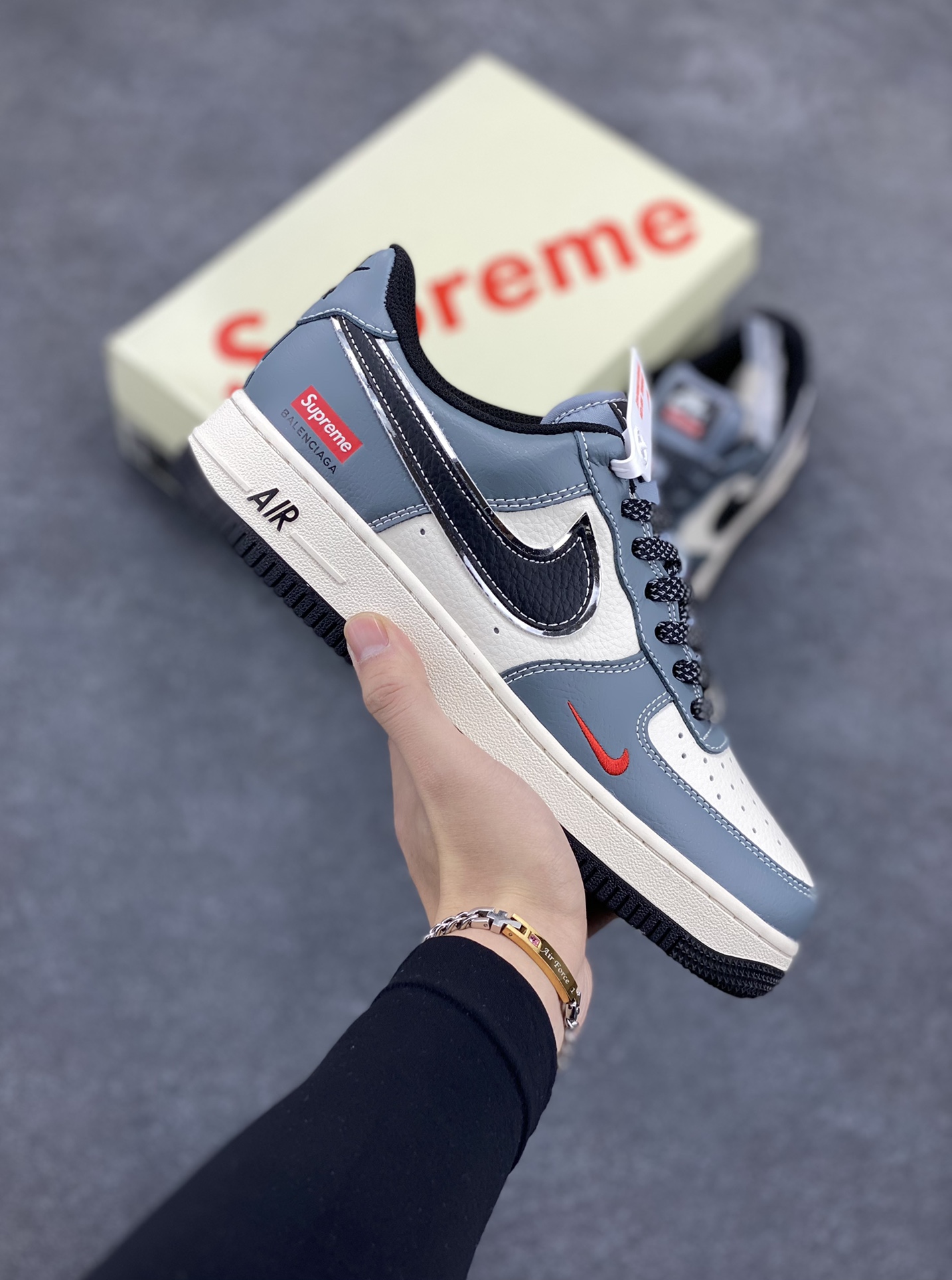 NIke Air Force 1 \’07 Low “Supreme联名–蓝灰色”空军一号 低帮 运动鞋 休闲鞋 折边针车 工艺难度大 原楦头原纸板 原装鞋盒 定制五金配件 内置全掌气垫 原厂鞋底 货号:XZ6188-385 尺码:36 36.5 37.5 38 38.5 39 40 40.5 41 42 42.5 43 44 44.5 45-选品中心