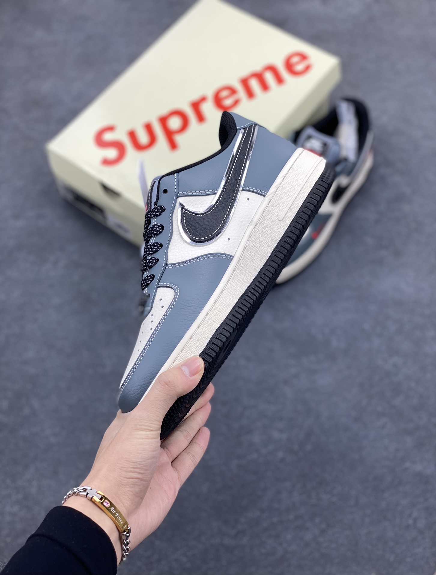 图片[3]-NIke Air Force 1 \’07 Low “Supreme联名–蓝灰色”空军一号 低帮 运动鞋 休闲鞋 折边针车 工艺难度大 原楦头原纸板 原装鞋盒 定制五金配件 内置全掌气垫 原厂鞋底 货号：XZ6188-385 尺码：36 36.5 37.5 38 38.5 39 40 40.5 41 42 42.5 43 44 44.5 45-选品中心