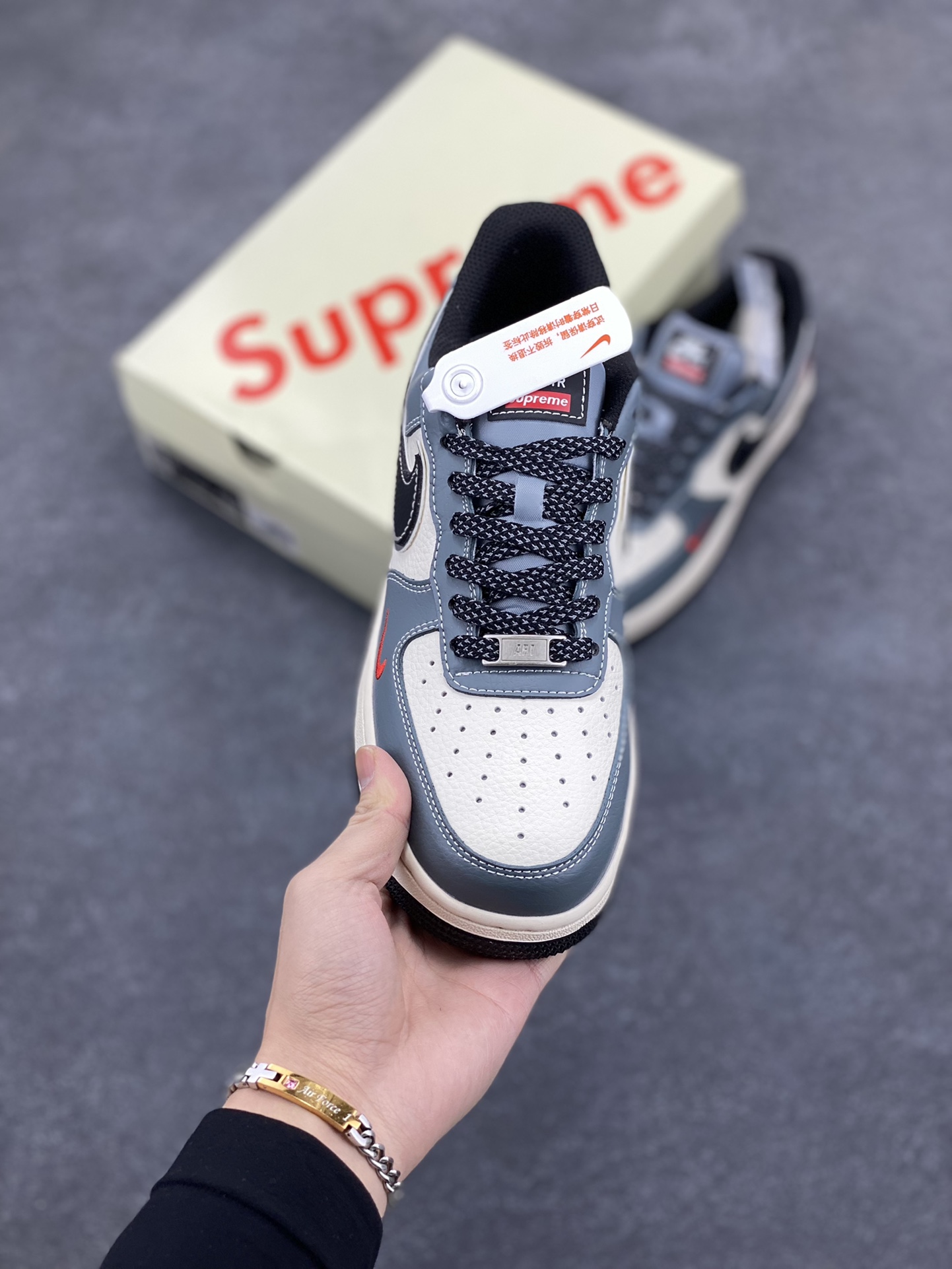 图片[2]-NIke Air Force 1 \’07 Low “Supreme联名–蓝灰色”空军一号 低帮 运动鞋 休闲鞋 折边针车 工艺难度大 原楦头原纸板 原装鞋盒 定制五金配件 内置全掌气垫 原厂鞋底 货号：XZ6188-385 尺码：36 36.5 37.5 38 38.5 39 40 40.5 41 42 42.5 43 44 44.5 45-选品中心