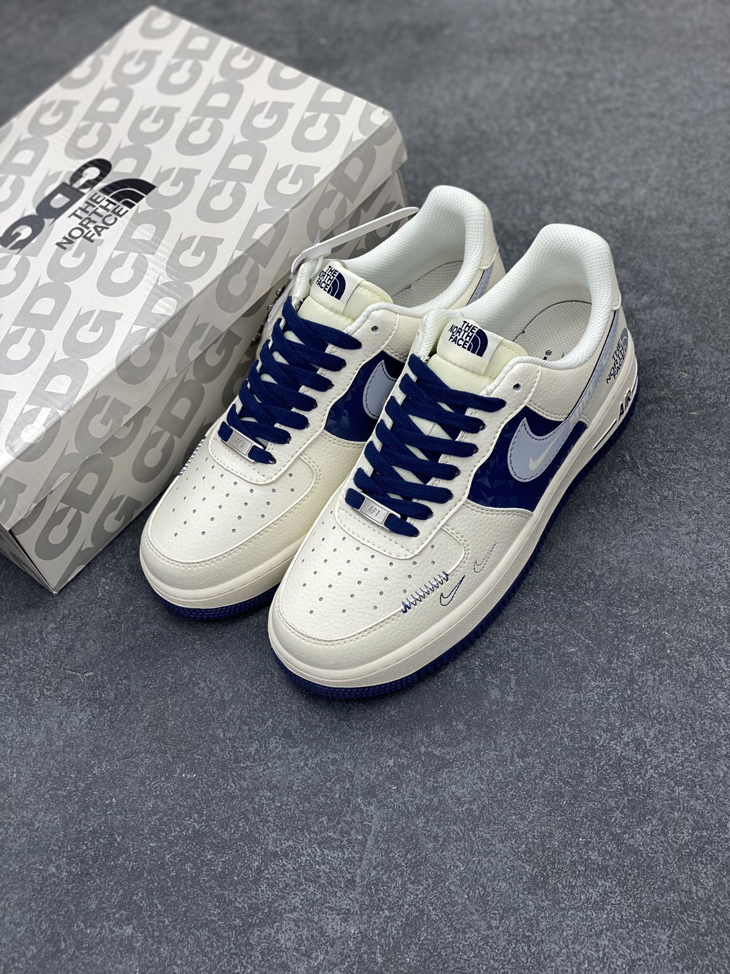 图片[8]-NIke Air Force 1 \’07 Low “北面联名——米白蓝钻”空军一号 低帮 运动鞋 休闲鞋 折边针车 工艺难度大 原楦头原纸板 原装鞋盒 定制五金配件 内置全掌气垫 原厂鞋底 货号：DM6688-001 尺码：36 36.5 37.5 38 38.5 39 40 40.5 41 42 42.5 43 44 44.5 45-选品中心