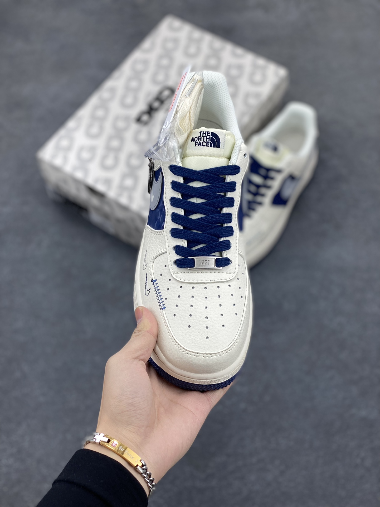 图片[2]-NIke Air Force 1 \’07 Low “北面联名——米白蓝钻”空军一号 低帮 运动鞋 休闲鞋 折边针车 工艺难度大 原楦头原纸板 原装鞋盒 定制五金配件 内置全掌气垫 原厂鞋底 货号：DM6688-001 尺码：36 36.5 37.5 38 38.5 39 40 40.5 41 42 42.5 43 44 44.5 45-选品中心