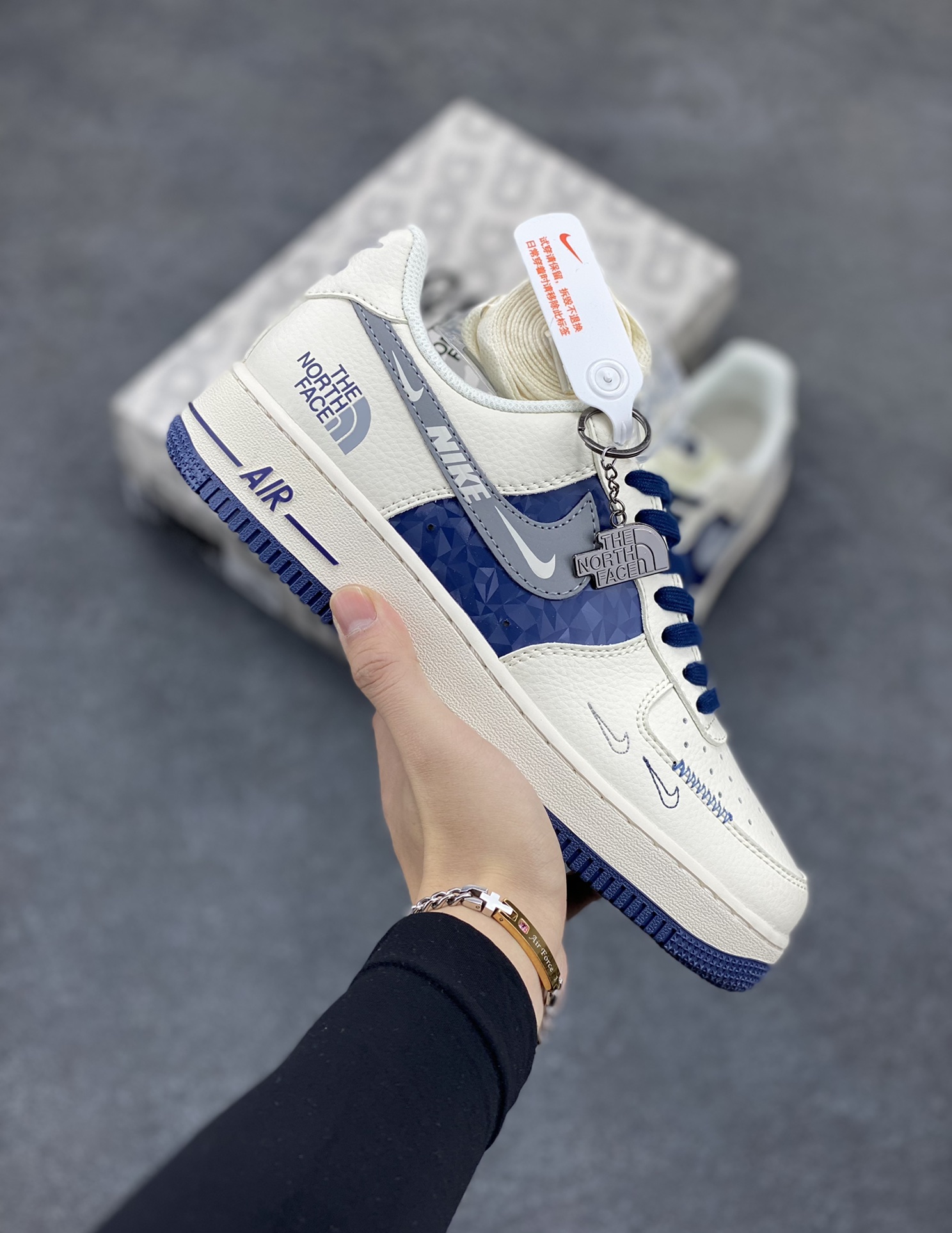 NIke Air Force 1 \’07 Low “北面联名——米白蓝钻”空军一号 低帮 运动鞋 休闲鞋 折边针车 工艺难度大 原楦头原纸板 原装鞋盒 定制五金配件 内置全掌气垫 原厂鞋底 货号：DM6688-001 尺码：36 36.5 37.5 38 38.5 39 40 40.5 41 42 42.5 43 44 44.5 45-选品中心
