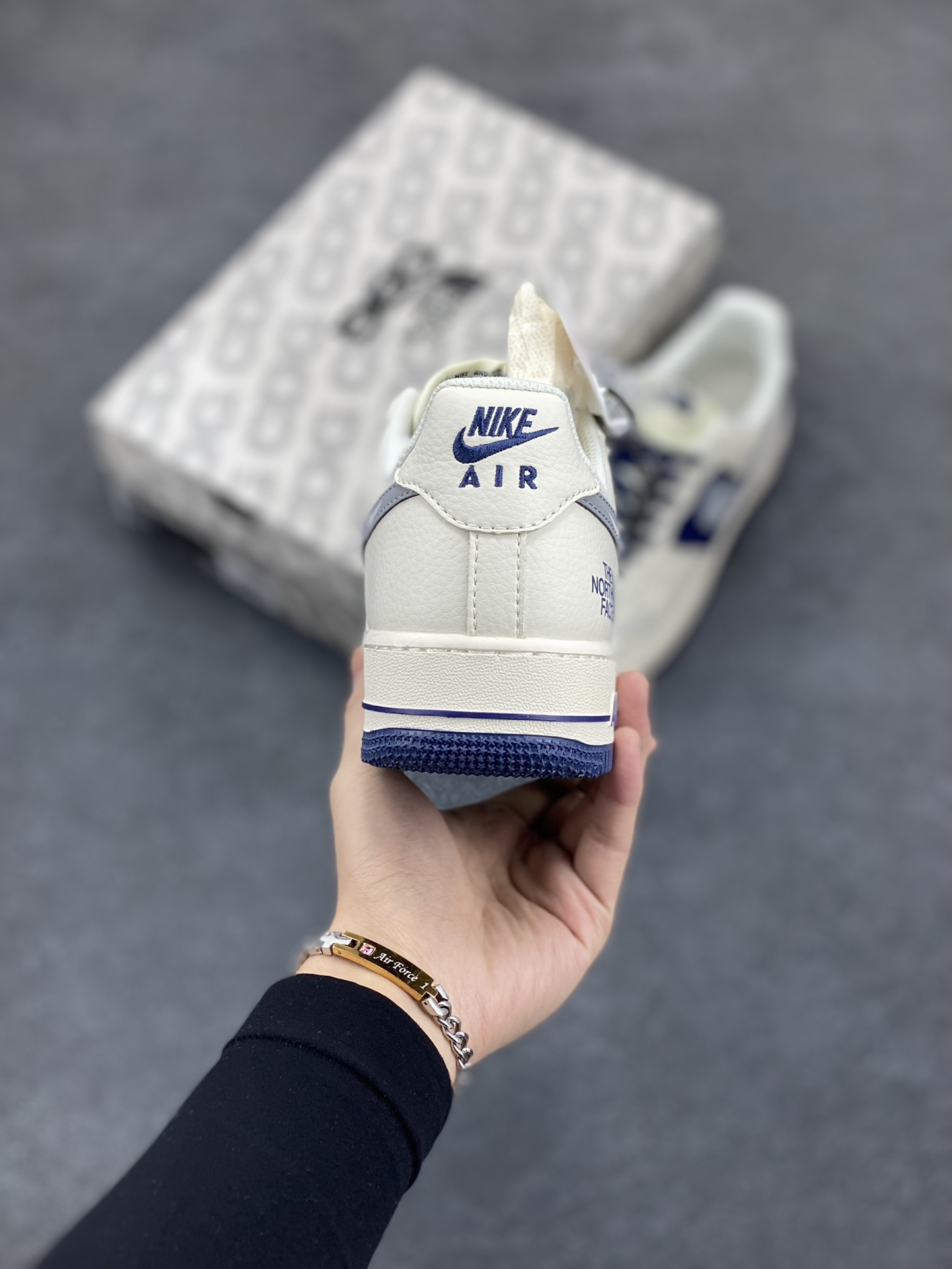 图片[4]-NIke Air Force 1 \’07 Low “北面联名——米白蓝钻”空军一号 低帮 运动鞋 休闲鞋 折边针车 工艺难度大 原楦头原纸板 原装鞋盒 定制五金配件 内置全掌气垫 原厂鞋底 货号：DM6688-001 尺码：36 36.5 37.5 38 38.5 39 40 40.5 41 42 42.5 43 44 44.5 45-选品中心