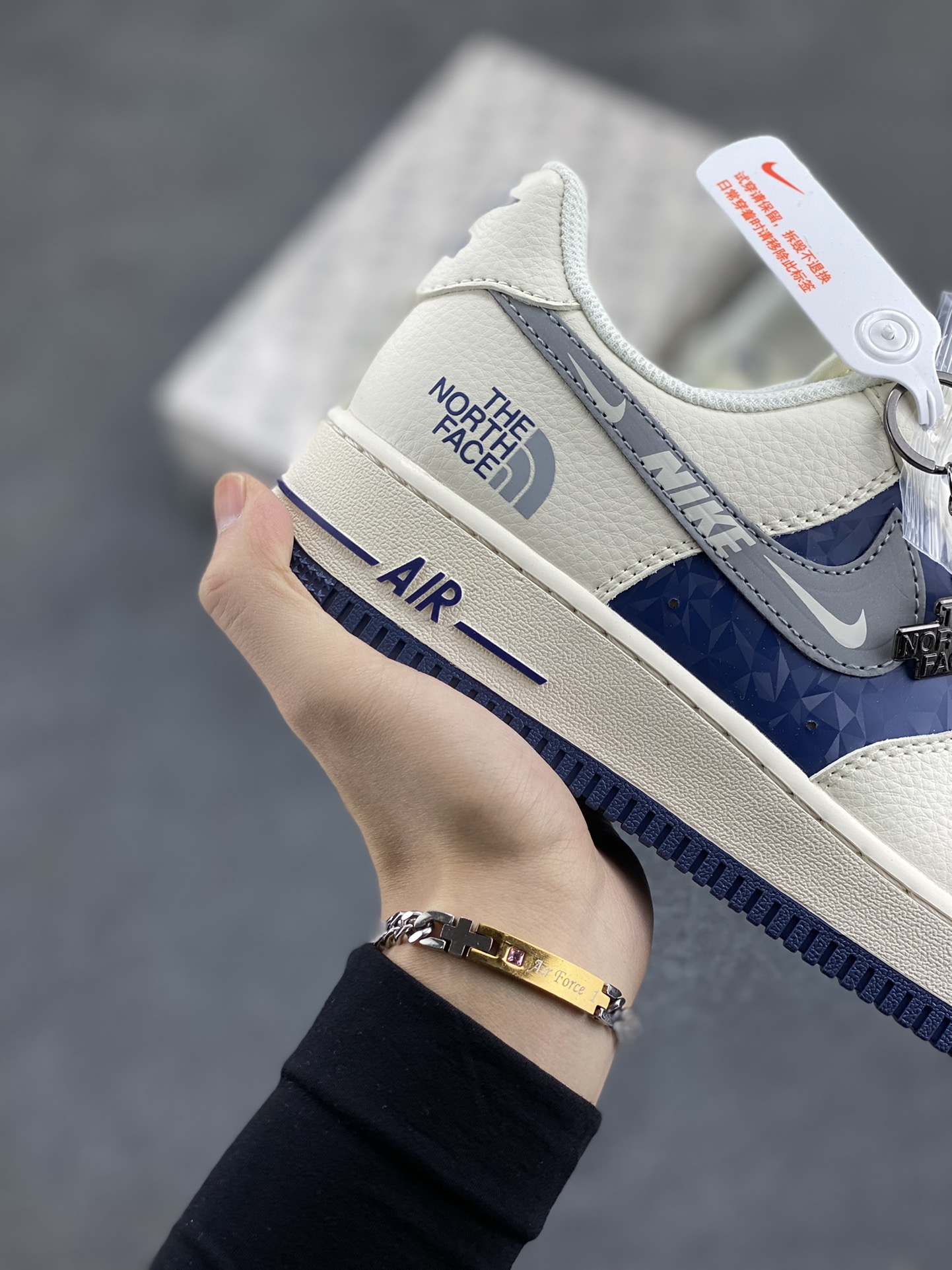 图片[6]-NIke Air Force 1 \’07 Low “北面联名——米白蓝钻”空军一号 低帮 运动鞋 休闲鞋 折边针车 工艺难度大 原楦头原纸板 原装鞋盒 定制五金配件 内置全掌气垫 原厂鞋底 货号：DM6688-001 尺码：36 36.5 37.5 38 38.5 39 40 40.5 41 42 42.5 43 44 44.5 45-选品中心