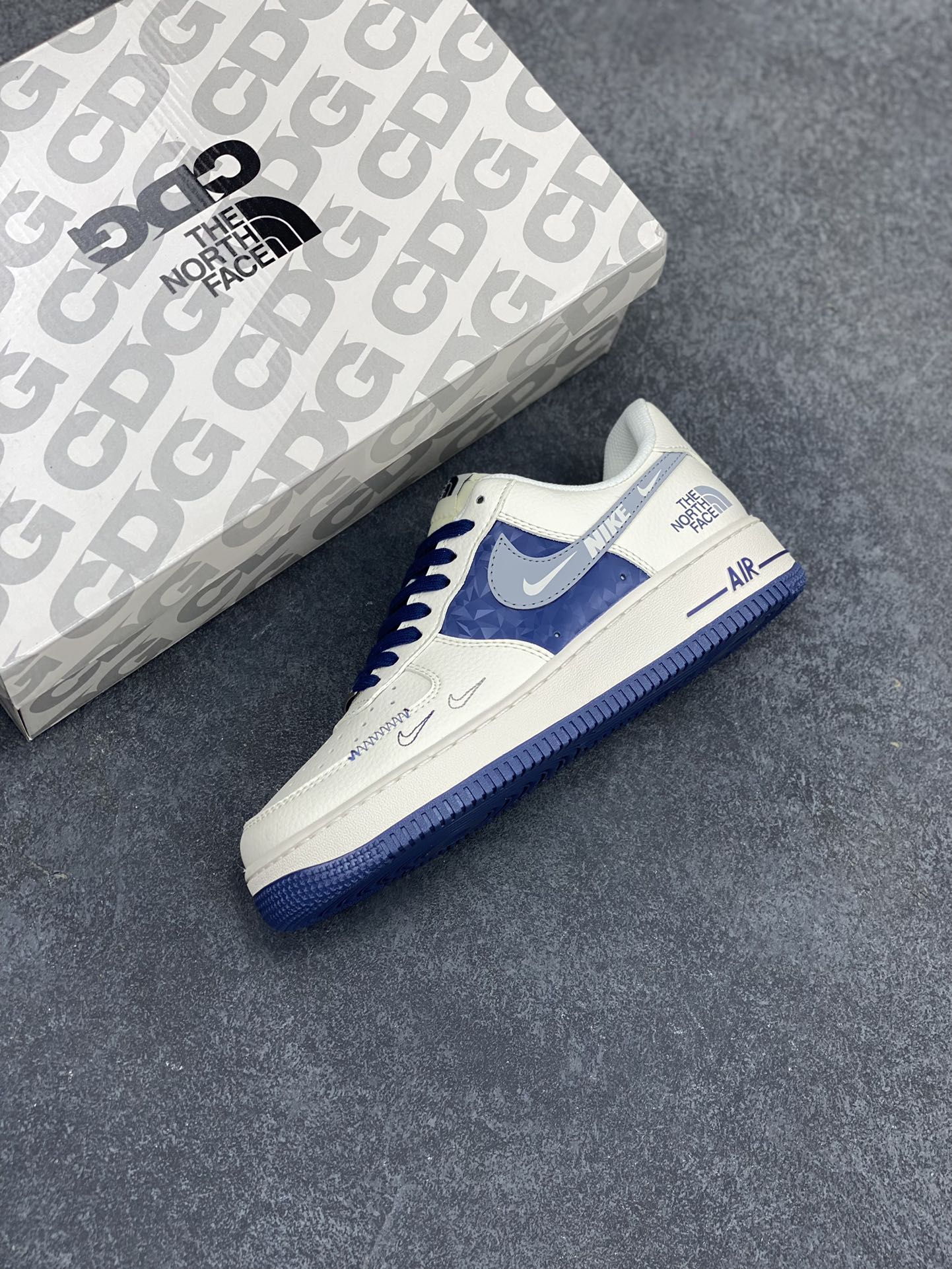 图片[7]-NIke Air Force 1 \’07 Low “北面联名——米白蓝钻”空军一号 低帮 运动鞋 休闲鞋 折边针车 工艺难度大 原楦头原纸板 原装鞋盒 定制五金配件 内置全掌气垫 原厂鞋底 货号：DM6688-001 尺码：36 36.5 37.5 38 38.5 39 40 40.5 41 42 42.5 43 44 44.5 45-选品中心