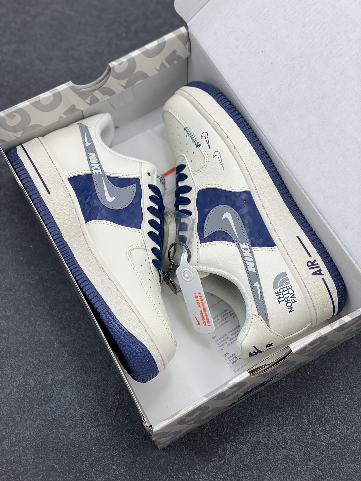图片[9]-NIke Air Force 1 \’07 Low “北面联名——米白蓝钻”空军一号 低帮 运动鞋 休闲鞋 折边针车 工艺难度大 原楦头原纸板 原装鞋盒 定制五金配件 内置全掌气垫 原厂鞋底 货号：DM6688-001 尺码：36 36.5 37.5 38 38.5 39 40 40.5 41 42 42.5 43 44 44.5 45-选品中心