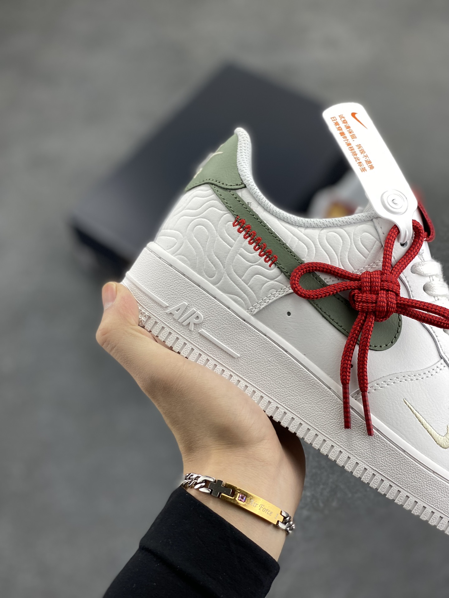 图片[6]-Nike Air Force 1 Low 蛇年 空军一号低帮运动休闲板鞋 原楦头原纸板 打造纯正空军版型#专注外贸渠道 全掌内置蜂窝气垫 #原盒配件 原厂中底钢印、拉帮完美 货号：HV5979-130 尺码：36 36.5 37.5 38 38.5 39 40 40.5 41 42 42.5 43 44 44.5 45-选品中心