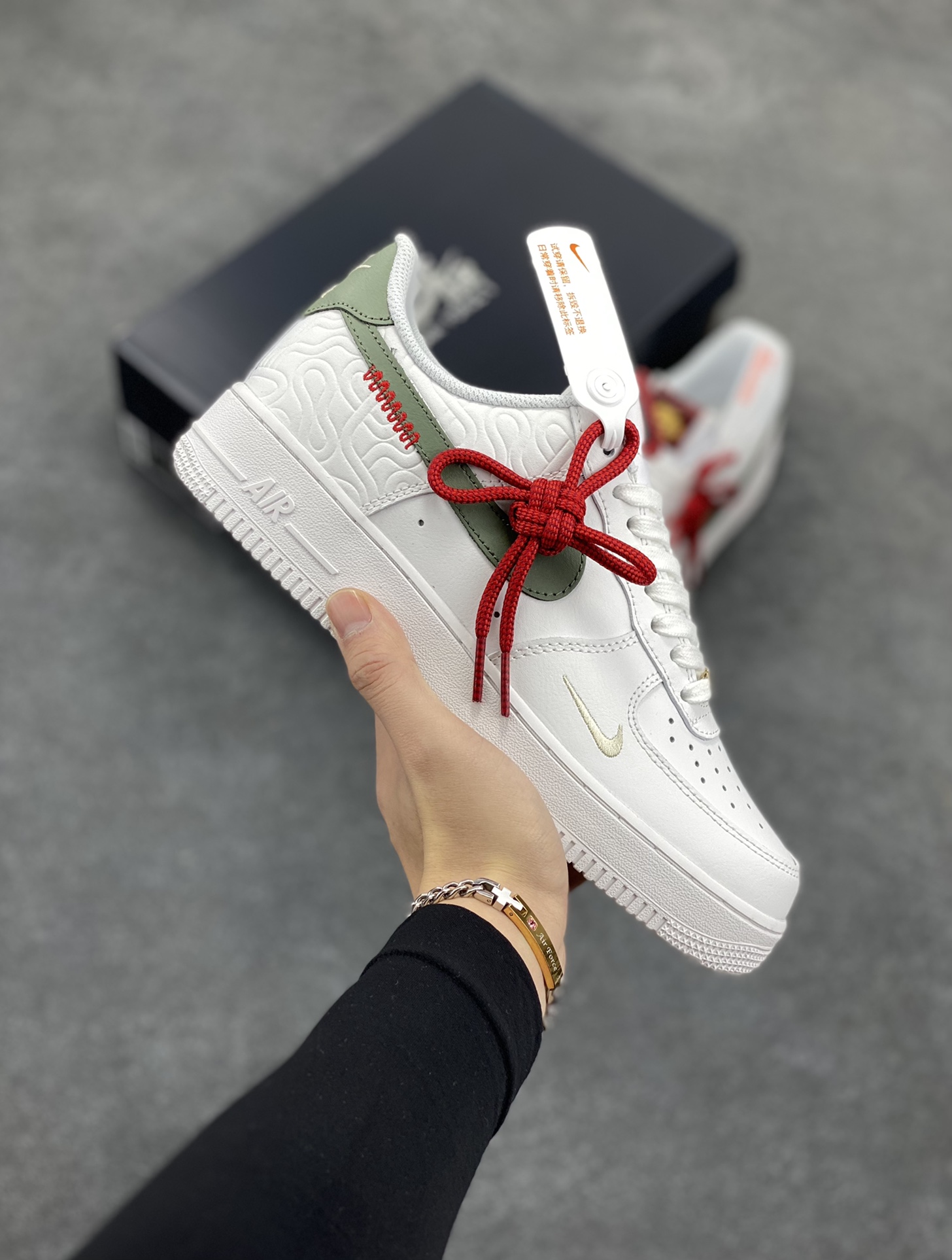 Nike Air Force 1 Low 蛇年 空军一号低帮运动休闲板鞋 原楦头原纸板 打造纯正空军版型#专注外贸渠道 全掌内置蜂窝气垫 #原盒配件 原厂中底钢印、拉帮完美 货号：HV5979-130 尺码：36 36.5 37.5 38 38.5 39 40 40.5 41 42 42.5 43 44 44.5 45-选品中心