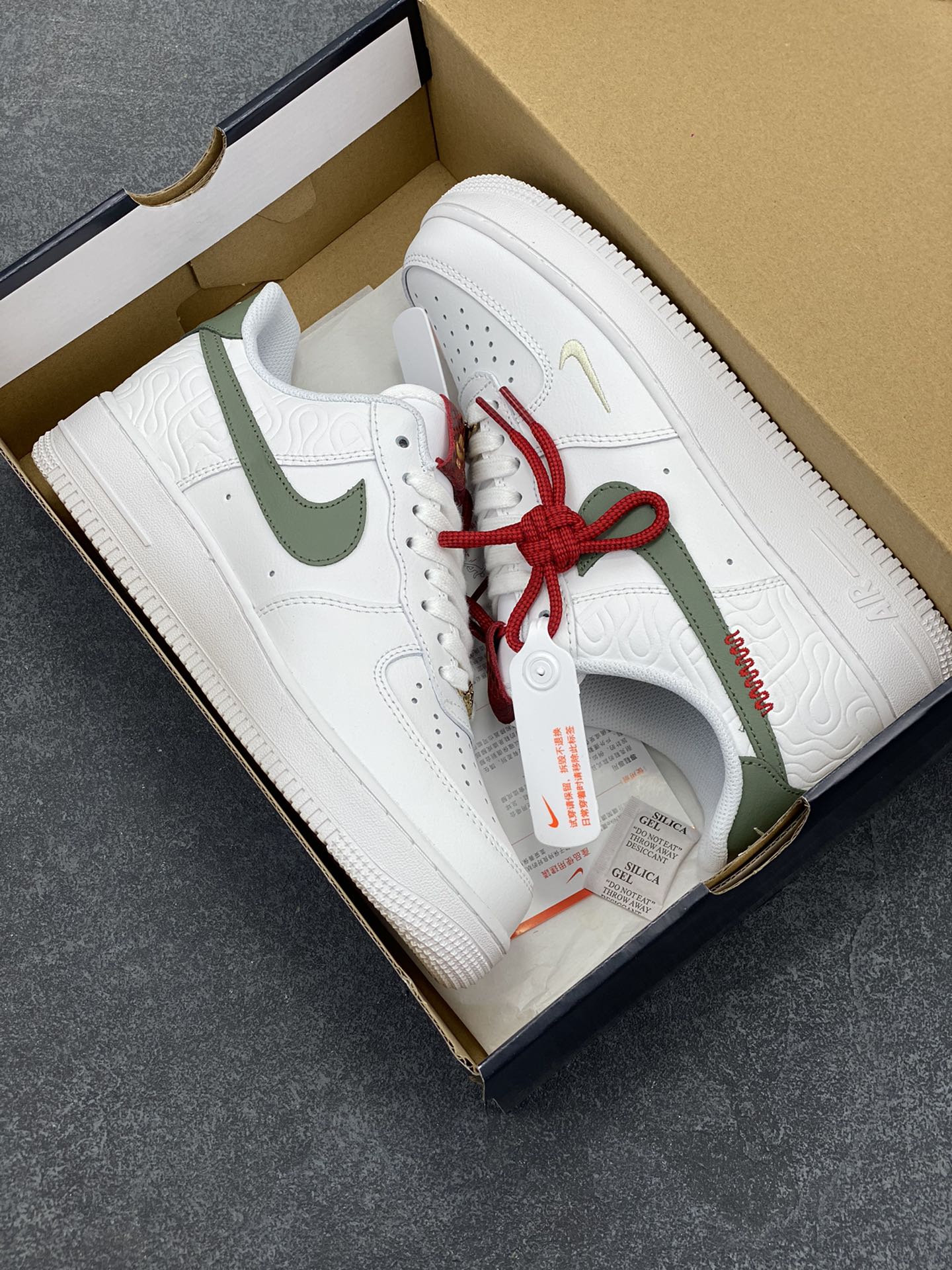 图片[9]-Nike Air Force 1 Low 蛇年 空军一号低帮运动休闲板鞋 原楦头原纸板 打造纯正空军版型#专注外贸渠道 全掌内置蜂窝气垫 #原盒配件 原厂中底钢印、拉帮完美 货号：HV5979-130 尺码：36 36.5 37.5 38 38.5 39 40 40.5 41 42 42.5 43 44 44.5 45-选品中心