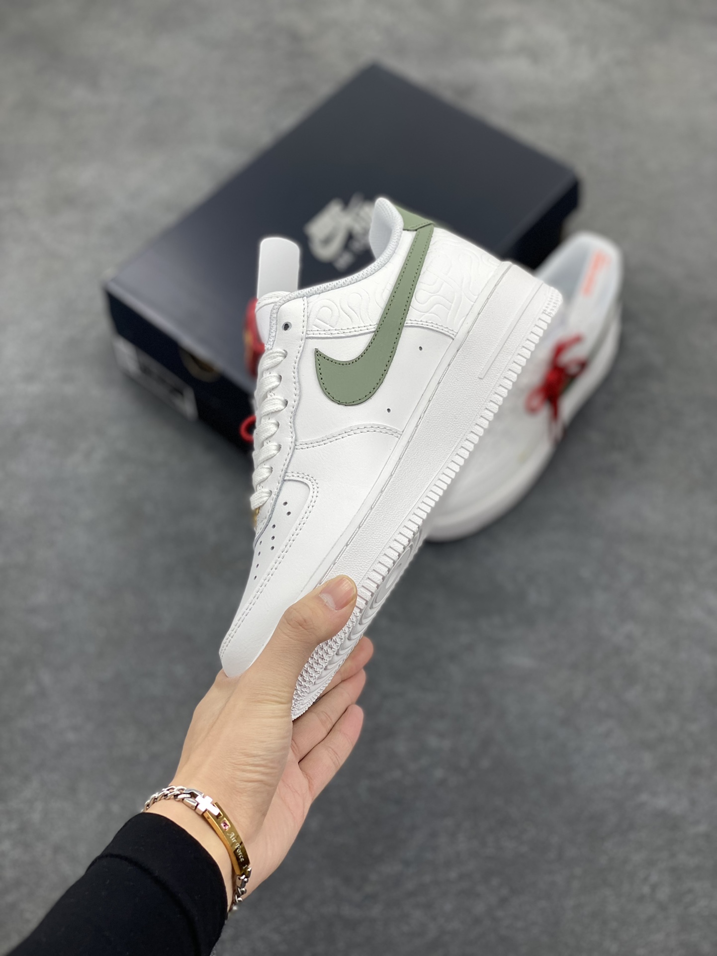 图片[3]-Nike Air Force 1 Low 蛇年 空军一号低帮运动休闲板鞋 原楦头原纸板 打造纯正空军版型#专注外贸渠道 全掌内置蜂窝气垫 #原盒配件 原厂中底钢印、拉帮完美 货号：HV5979-130 尺码：36 36.5 37.5 38 38.5 39 40 40.5 41 42 42.5 43 44 44.5 45-选品中心
