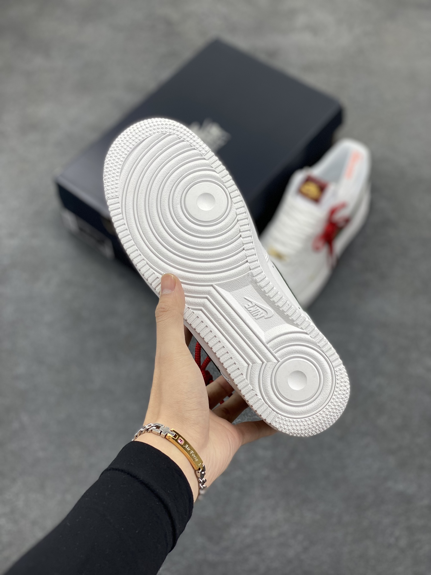 图片[5]-Nike Air Force 1 Low 蛇年 空军一号低帮运动休闲板鞋 原楦头原纸板 打造纯正空军版型#专注外贸渠道 全掌内置蜂窝气垫 #原盒配件 原厂中底钢印、拉帮完美 货号：HV5979-130 尺码：36 36.5 37.5 38 38.5 39 40 40.5 41 42 42.5 43 44 44.5 45-选品中心