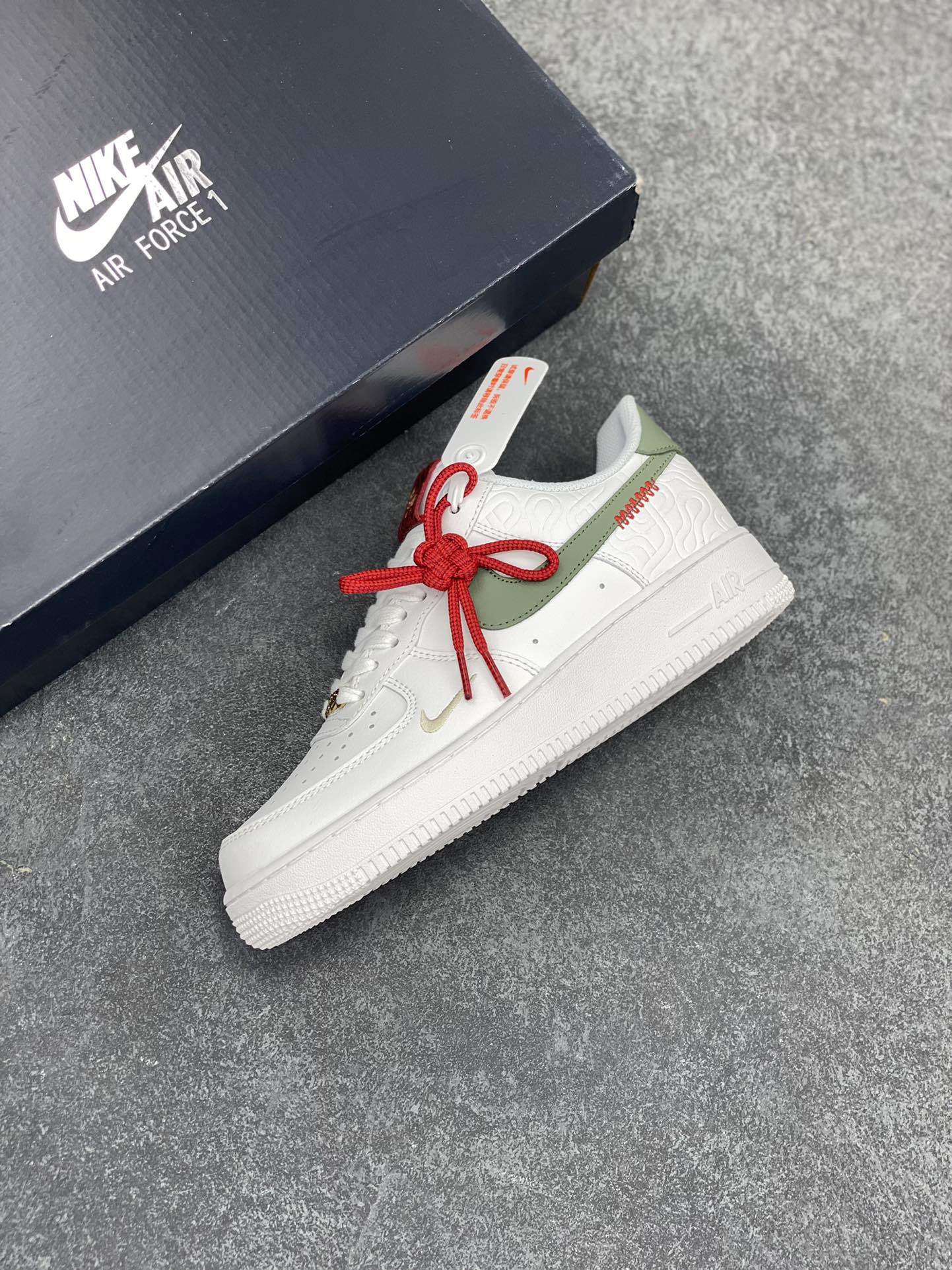 图片[7]-Nike Air Force 1 Low 蛇年 空军一号低帮运动休闲板鞋 原楦头原纸板 打造纯正空军版型#专注外贸渠道 全掌内置蜂窝气垫 #原盒配件 原厂中底钢印、拉帮完美 货号：HV5979-130 尺码：36 36.5 37.5 38 38.5 39 40 40.5 41 42 42.5 43 44 44.5 45-选品中心