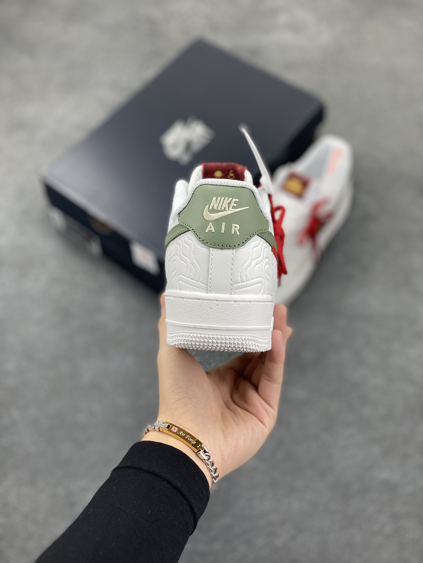 图片[4]-Nike Air Force 1 Low 蛇年 空军一号低帮运动休闲板鞋 原楦头原纸板 打造纯正空军版型#专注外贸渠道 全掌内置蜂窝气垫 #原盒配件 原厂中底钢印、拉帮完美 货号：HV5979-130 尺码：36 36.5 37.5 38 38.5 39 40 40.5 41 42 42.5 43 44 44.5 45-选品中心