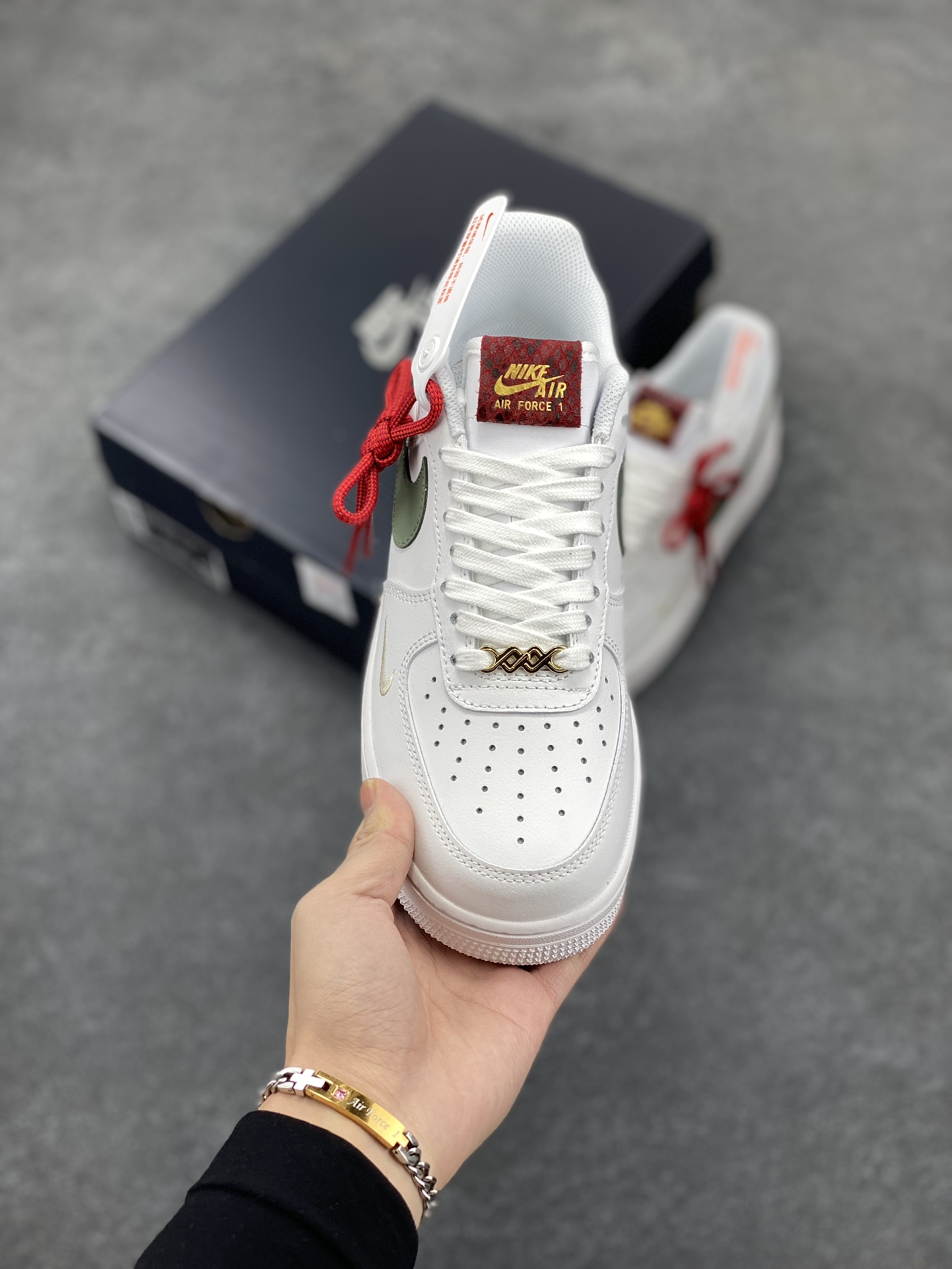 图片[2]-Nike Air Force 1 Low 蛇年 空军一号低帮运动休闲板鞋 原楦头原纸板 打造纯正空军版型#专注外贸渠道 全掌内置蜂窝气垫 #原盒配件 原厂中底钢印、拉帮完美 货号：HV5979-130 尺码：36 36.5 37.5 38 38.5 39 40 40.5 41 42 42.5 43 44 44.5 45-选品中心