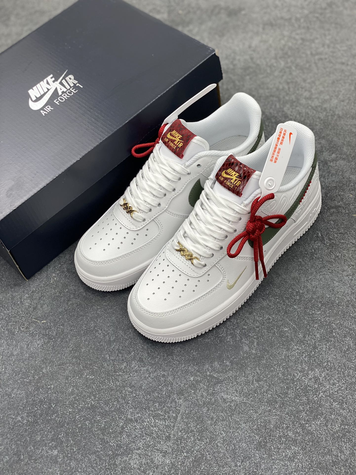 图片[8]-Nike Air Force 1 Low 蛇年 空军一号低帮运动休闲板鞋 原楦头原纸板 打造纯正空军版型#专注外贸渠道 全掌内置蜂窝气垫 #原盒配件 原厂中底钢印、拉帮完美 货号：HV5979-130 尺码：36 36.5 37.5 38 38.5 39 40 40.5 41 42 42.5 43 44 44.5 45-选品中心
