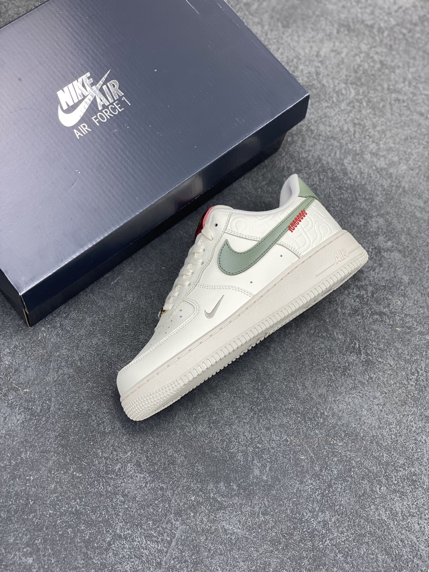 图片[7]-Nike Air Force 1 Low 蛇年 空军一号低帮运动休闲板鞋 原楦头原纸板 打造纯正空军版型#专注外贸渠道 全掌内置蜂窝气垫 #原盒配件 原厂中底钢印、拉帮完美 货号：HV5979-130 尺码：35.5 36 36.5 37.5 38 38.5 39 40 40.5 41 42 42.5 43 44 44.5 45-选品中心