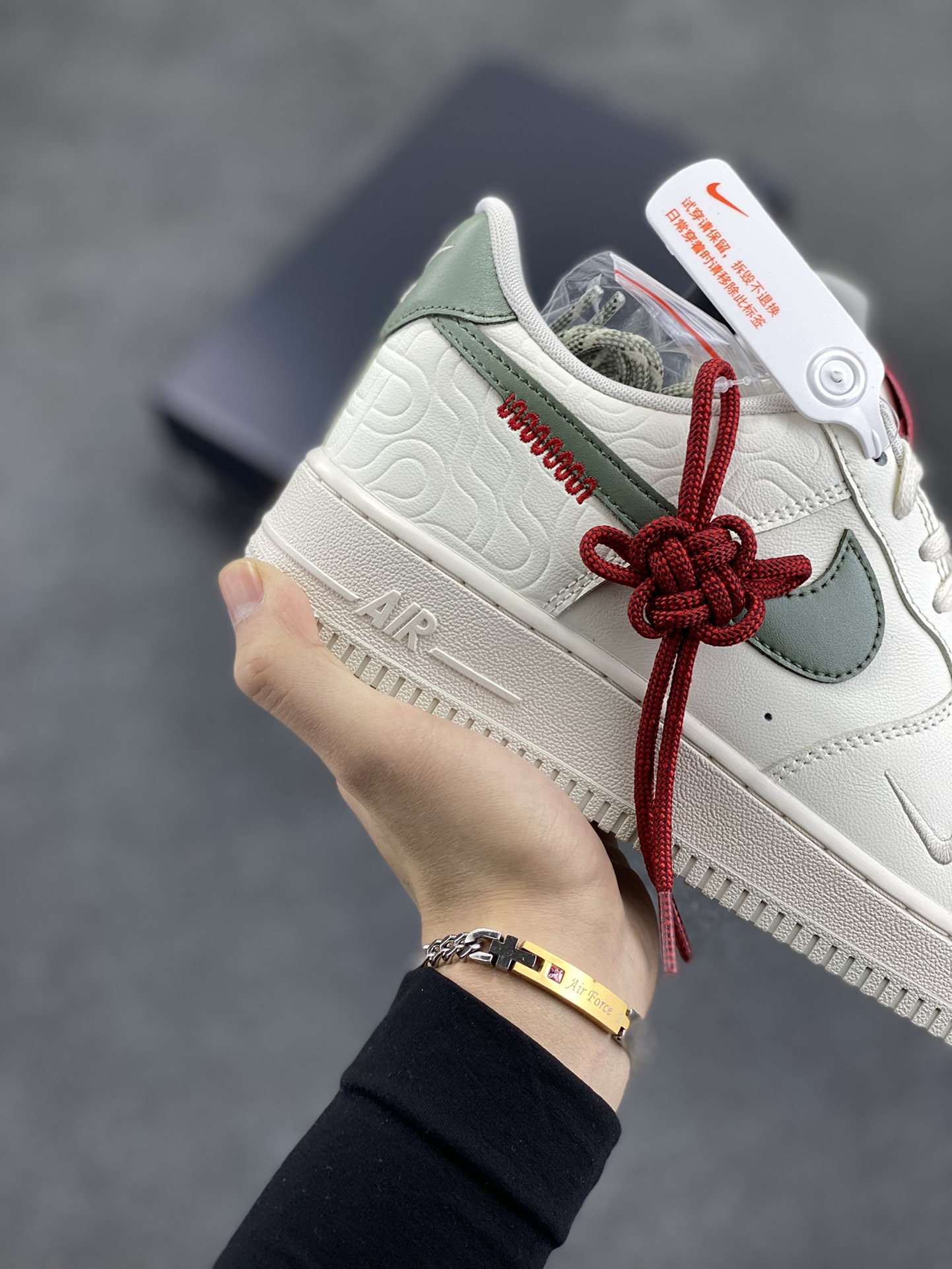 图片[6]-Nike Air Force 1 Low 蛇年 空军一号低帮运动休闲板鞋 原楦头原纸板 打造纯正空军版型#专注外贸渠道 全掌内置蜂窝气垫 #原盒配件 原厂中底钢印、拉帮完美 货号：HV5979-130 尺码：35.5 36 36.5 37.5 38 38.5 39 40 40.5 41 42 42.5 43 44 44.5 45-选品中心