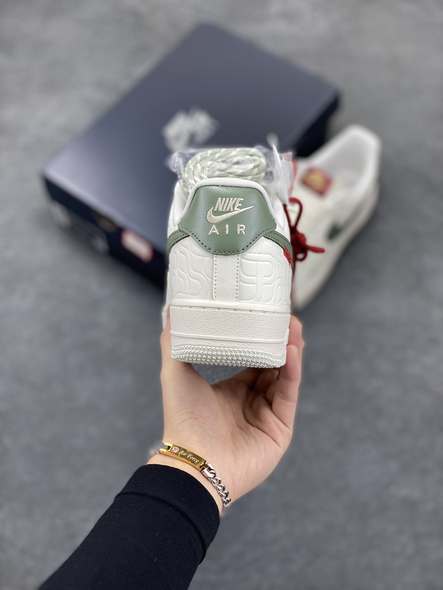 图片[4]-Nike Air Force 1 Low 蛇年 空军一号低帮运动休闲板鞋 原楦头原纸板 打造纯正空军版型#专注外贸渠道 全掌内置蜂窝气垫 #原盒配件 原厂中底钢印、拉帮完美 货号：HV5979-130 尺码：35.5 36 36.5 37.5 38 38.5 39 40 40.5 41 42 42.5 43 44 44.5 45-选品中心