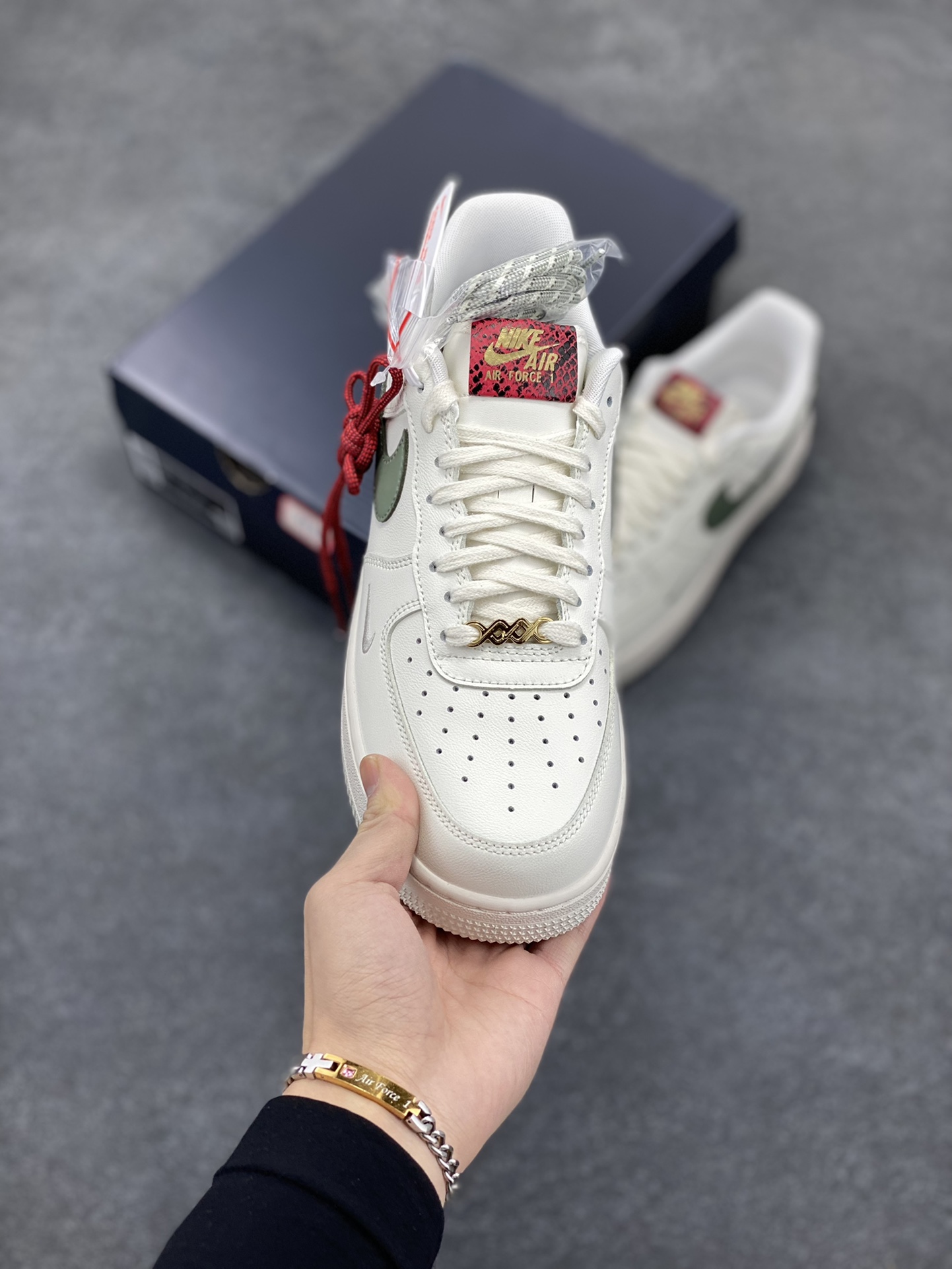 图片[2]-Nike Air Force 1 Low 蛇年 空军一号低帮运动休闲板鞋 原楦头原纸板 打造纯正空军版型#专注外贸渠道 全掌内置蜂窝气垫 #原盒配件 原厂中底钢印、拉帮完美 货号：HV5979-130 尺码：35.5 36 36.5 37.5 38 38.5 39 40 40.5 41 42 42.5 43 44 44.5 45-选品中心
