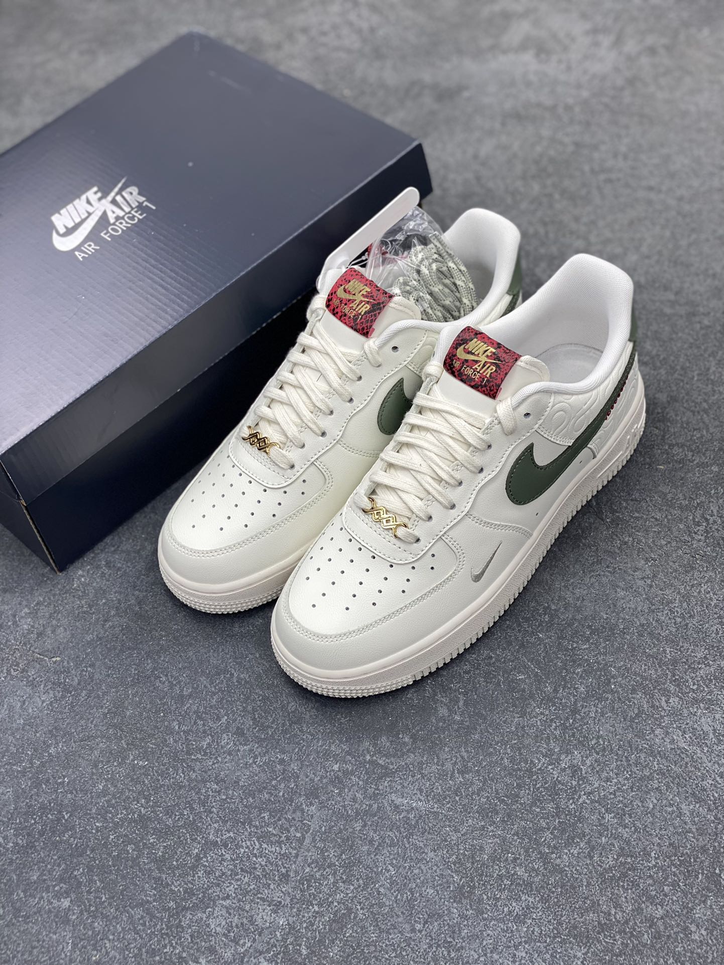 图片[8]-Nike Air Force 1 Low 蛇年 空军一号低帮运动休闲板鞋 原楦头原纸板 打造纯正空军版型#专注外贸渠道 全掌内置蜂窝气垫 #原盒配件 原厂中底钢印、拉帮完美 货号：HV5979-130 尺码：35.5 36 36.5 37.5 38 38.5 39 40 40.5 41 42 42.5 43 44 44.5 45-选品中心