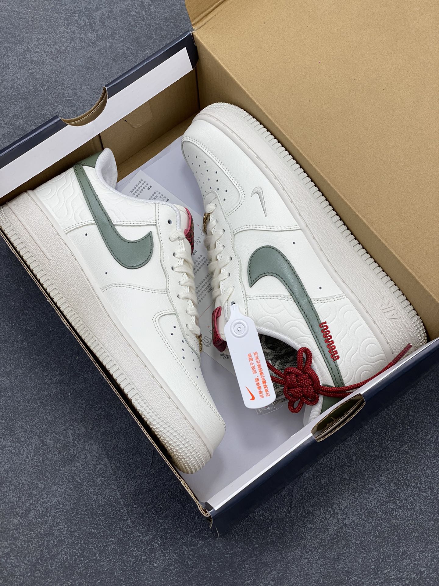 图片[9]-Nike Air Force 1 Low 蛇年 空军一号低帮运动休闲板鞋 原楦头原纸板 打造纯正空军版型#专注外贸渠道 全掌内置蜂窝气垫 #原盒配件 原厂中底钢印、拉帮完美 货号：HV5979-130 尺码：35.5 36 36.5 37.5 38 38.5 39 40 40.5 41 42 42.5 43 44 44.5 45-选品中心