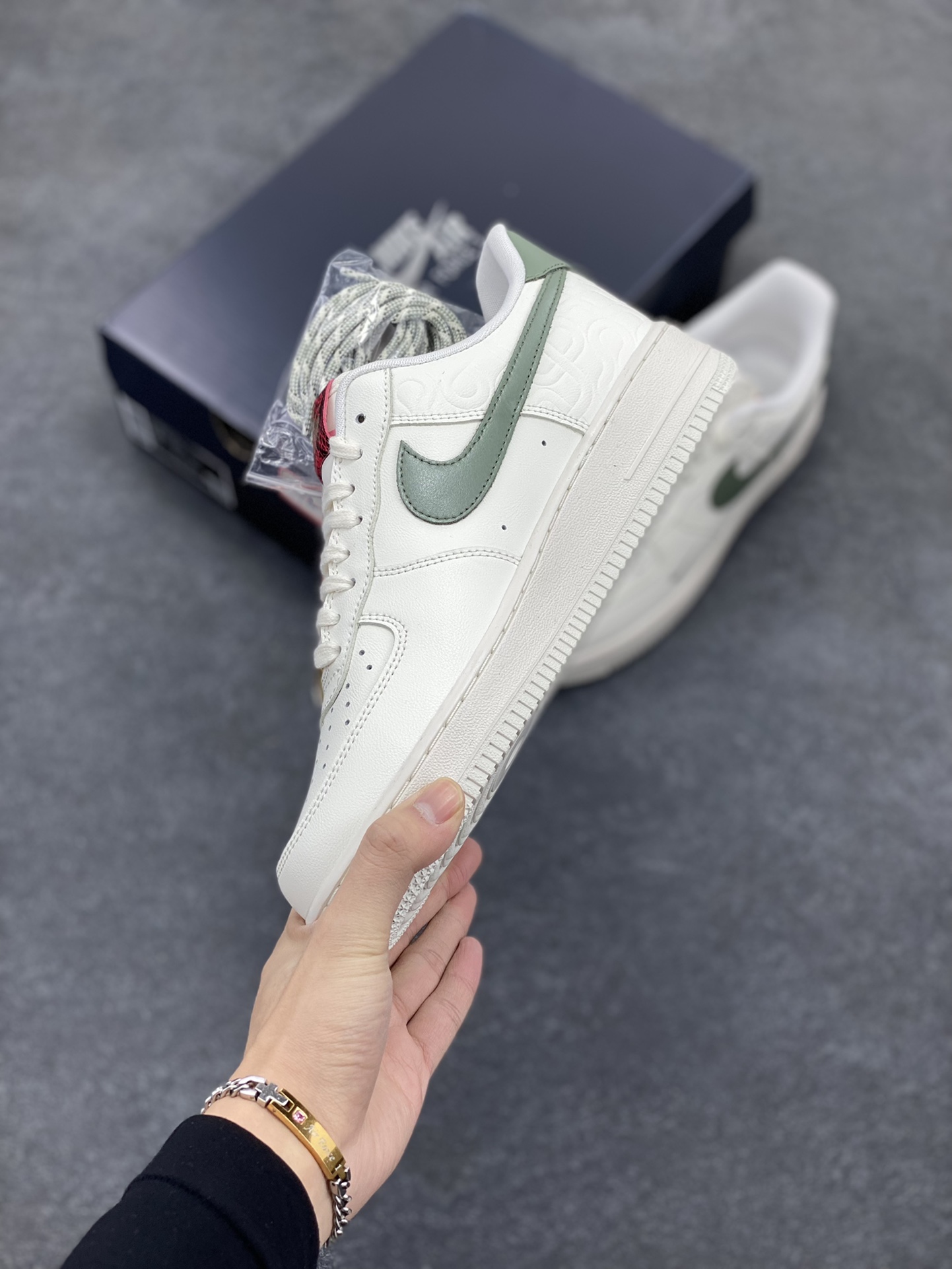 图片[3]-Nike Air Force 1 Low 蛇年 空军一号低帮运动休闲板鞋 原楦头原纸板 打造纯正空军版型#专注外贸渠道 全掌内置蜂窝气垫 #原盒配件 原厂中底钢印、拉帮完美 货号：HV5979-130 尺码：35.5 36 36.5 37.5 38 38.5 39 40 40.5 41 42 42.5 43 44 44.5 45-选品中心