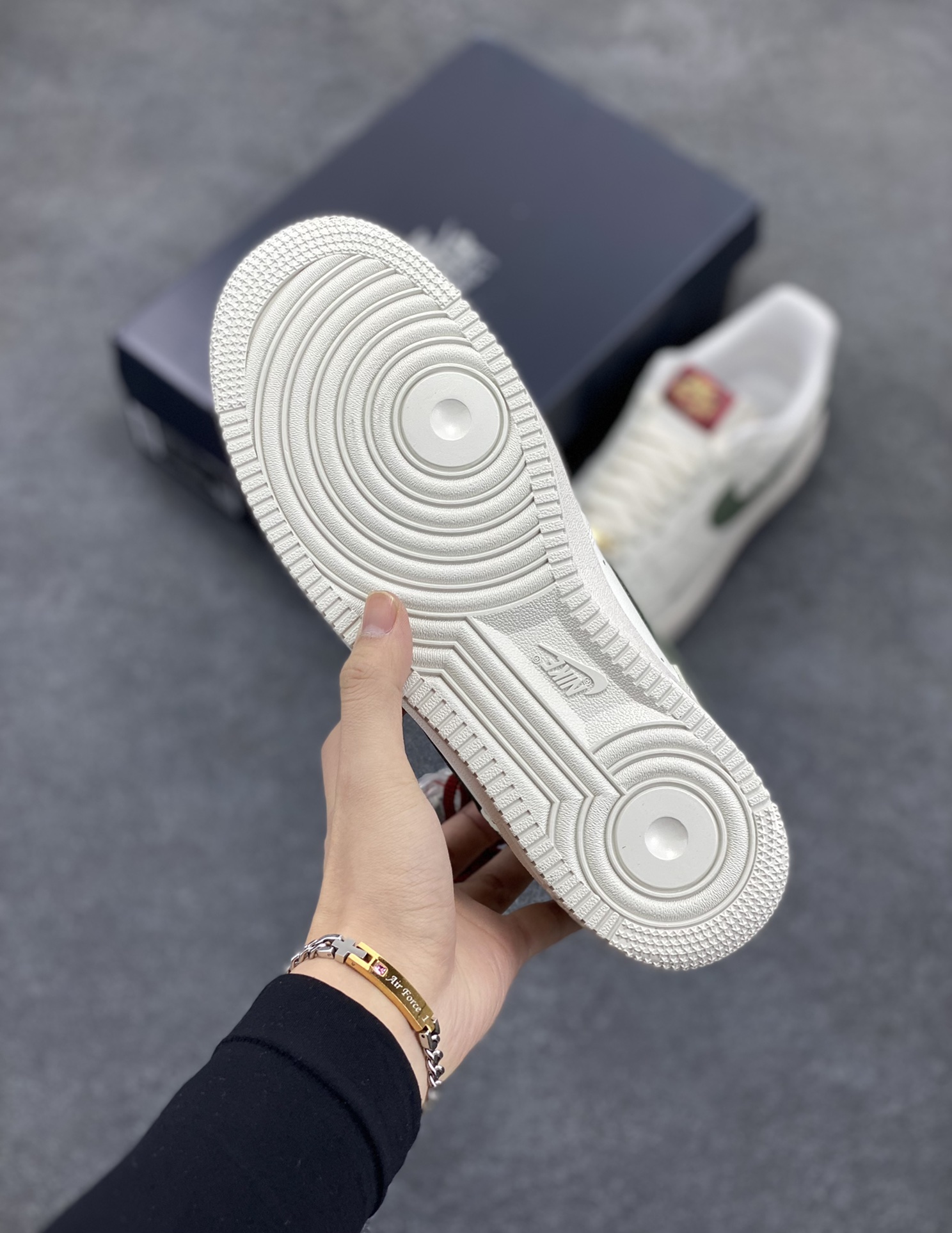 图片[5]-Nike Air Force 1 Low 蛇年 空军一号低帮运动休闲板鞋 原楦头原纸板 打造纯正空军版型#专注外贸渠道 全掌内置蜂窝气垫 #原盒配件 原厂中底钢印、拉帮完美 货号：HV5979-130 尺码：35.5 36 36.5 37.5 38 38.5 39 40 40.5 41 42 42.5 43 44 44.5 45-选品中心