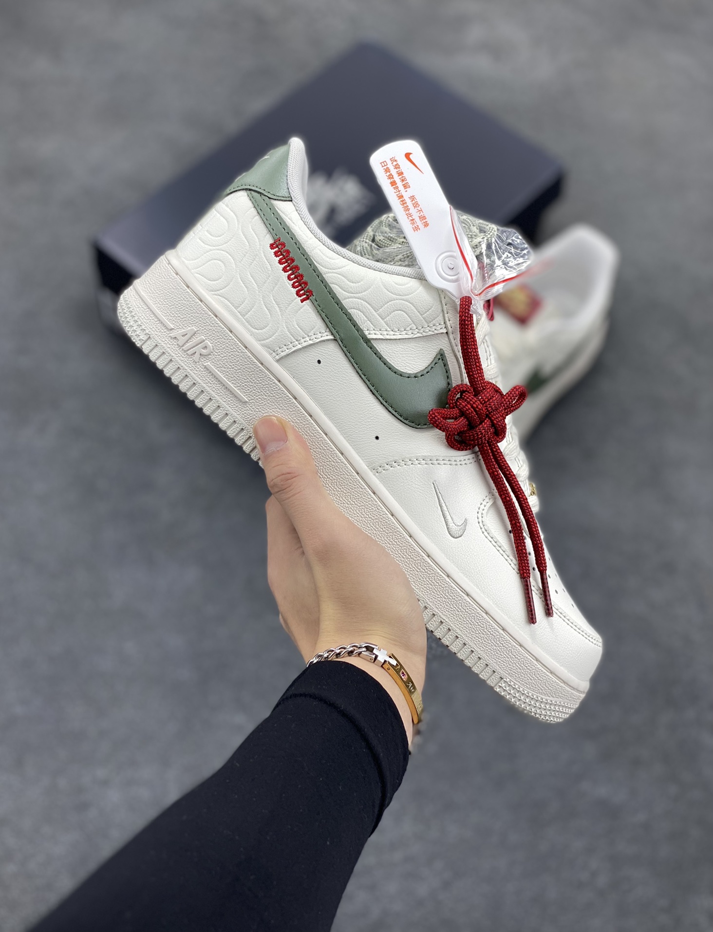 Nike Air Force 1 Low 蛇年 空军一号低帮运动休闲板鞋 原楦头原纸板 打造纯正空军版型#专注外贸渠道 全掌内置蜂窝气垫 #原盒配件 原厂中底钢印、拉帮完美 货号:HV5979-130 尺码:35.5 36 36.5 37.5 38 38.5 39 40 40.5 41 42 42.5 43 44 44.5 45-选品中心