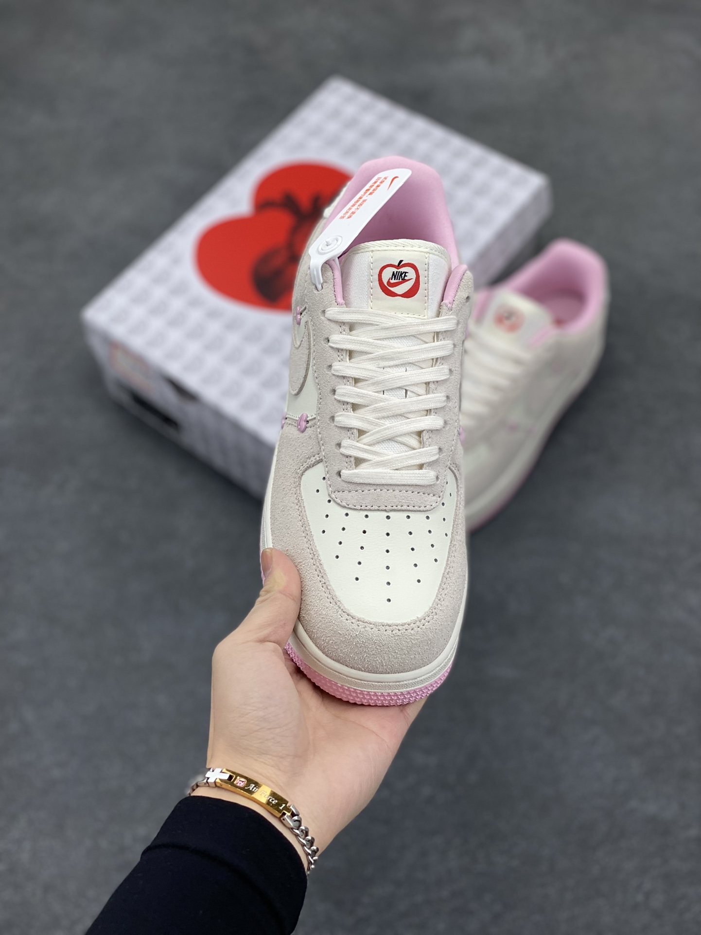 图片[2]-Nike Air Force 1 Low 苹果情人节 原楦头原纸板 打造纯正空军版型 专注外贸渠道 全掌内置蜂窝气垫 原盒配件 原厂中底钢印、拉帮完美 货号：HV5992-111 尺码：35.5 36 36.5 37.5 38 38.5 39 40 40.5 41 42-选品中心