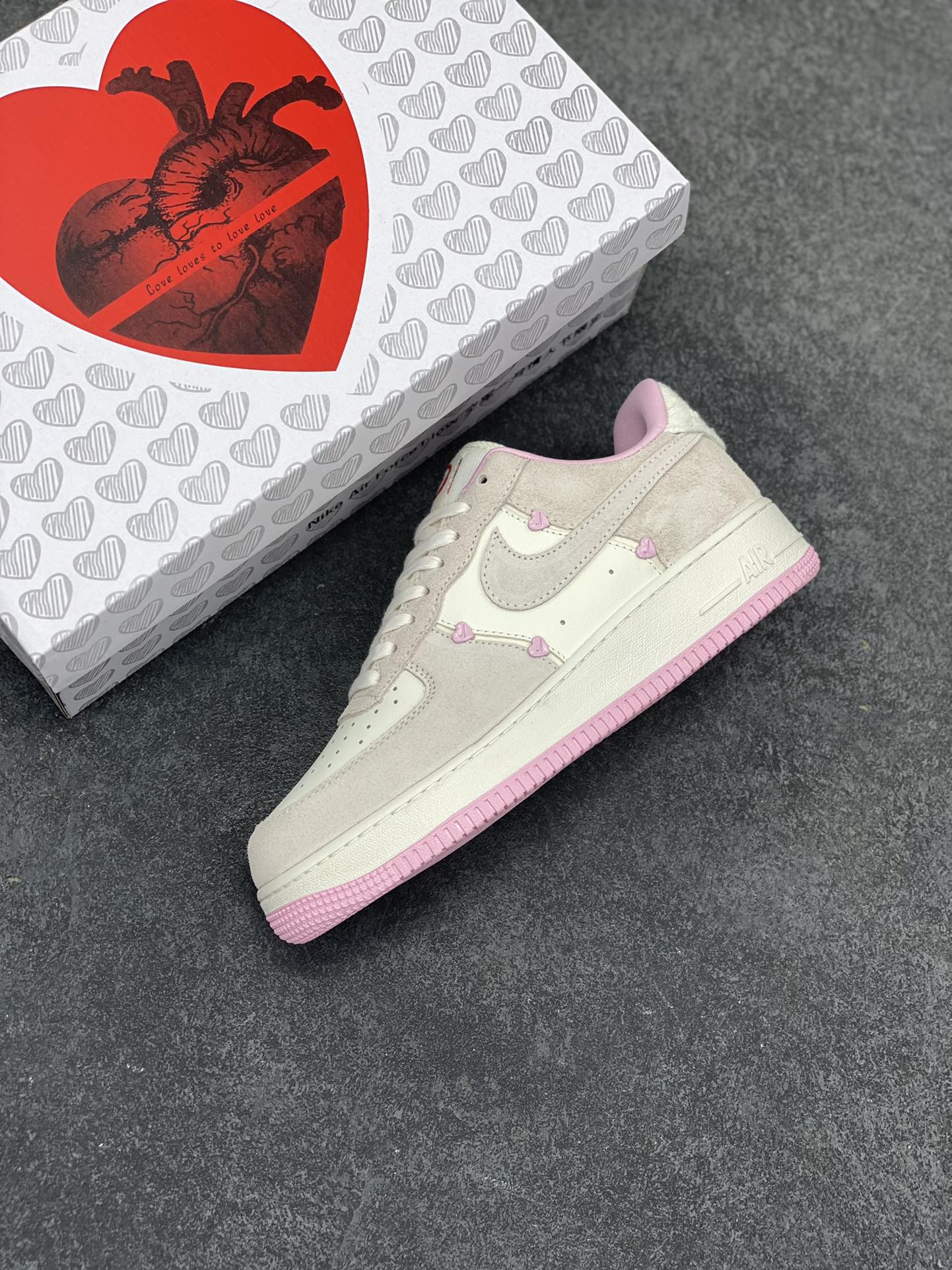 图片[7]-Nike Air Force 1 Low 苹果情人节 原楦头原纸板 打造纯正空军版型 专注外贸渠道 全掌内置蜂窝气垫 原盒配件 原厂中底钢印、拉帮完美 货号：HV5992-111 尺码：35.5 36 36.5 37.5 38 38.5 39 40 40.5 41 42-选品中心