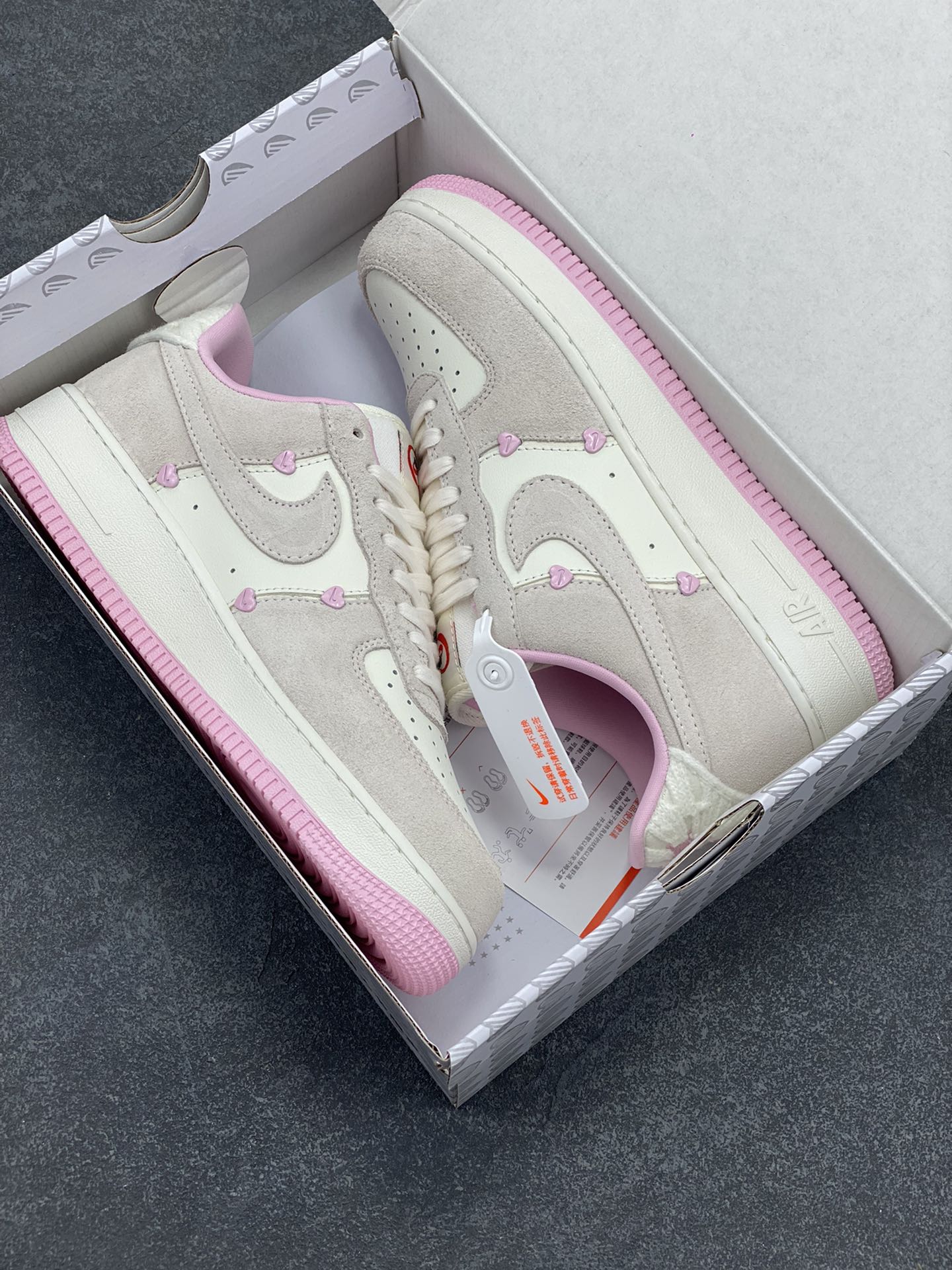 图片[9]-Nike Air Force 1 Low 苹果情人节 原楦头原纸板 打造纯正空军版型 专注外贸渠道 全掌内置蜂窝气垫 原盒配件 原厂中底钢印、拉帮完美 货号：HV5992-111 尺码：35.5 36 36.5 37.5 38 38.5 39 40 40.5 41 42-选品中心