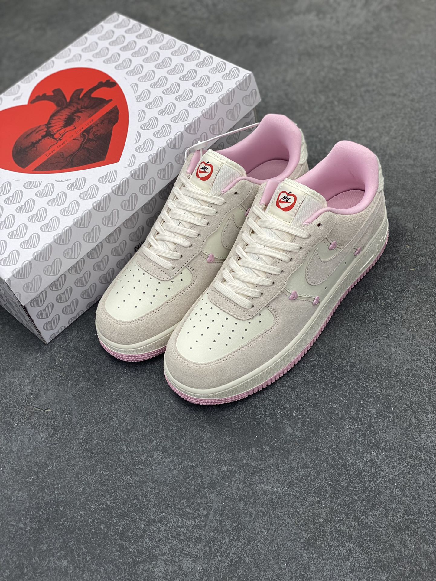 图片[8]-Nike Air Force 1 Low 苹果情人节 原楦头原纸板 打造纯正空军版型 专注外贸渠道 全掌内置蜂窝气垫 原盒配件 原厂中底钢印、拉帮完美 货号：HV5992-111 尺码：35.5 36 36.5 37.5 38 38.5 39 40 40.5 41 42-选品中心