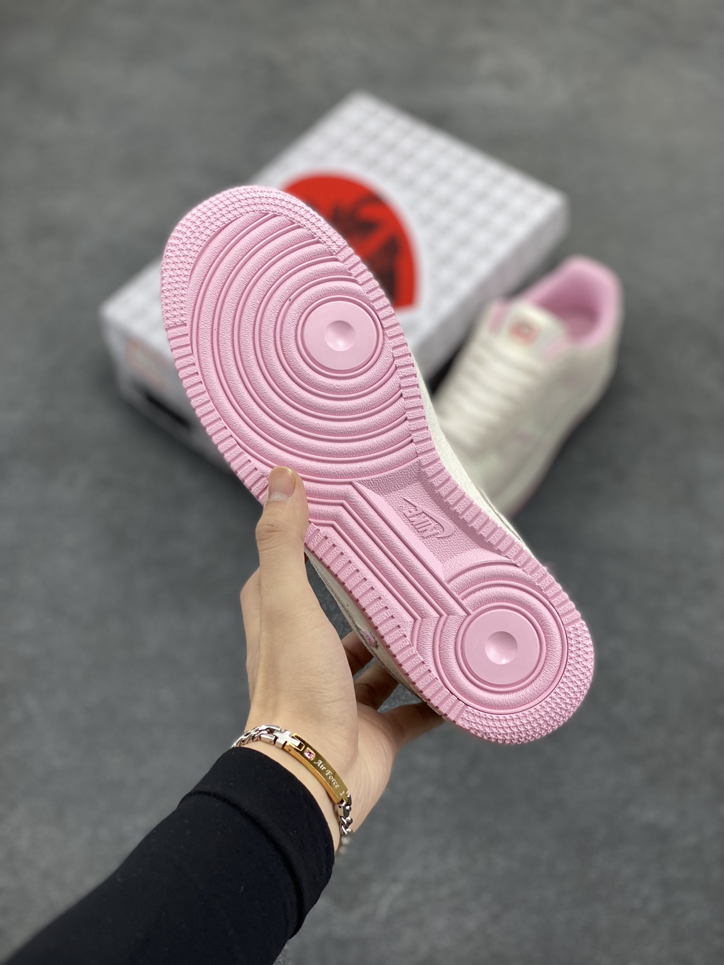 图片[5]-Nike Air Force 1 Low 苹果情人节 原楦头原纸板 打造纯正空军版型 专注外贸渠道 全掌内置蜂窝气垫 原盒配件 原厂中底钢印、拉帮完美 货号：HV5992-111 尺码：35.5 36 36.5 37.5 38 38.5 39 40 40.5 41 42-选品中心