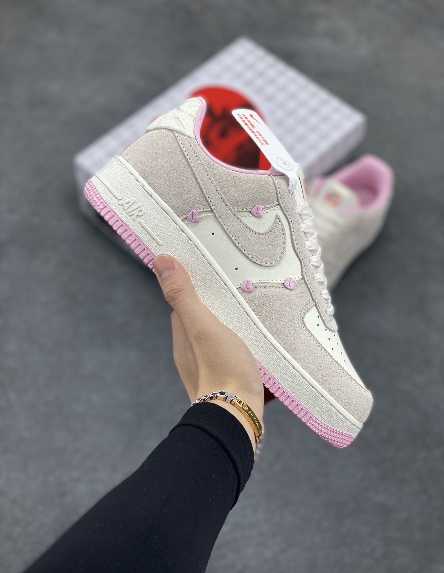 Nike Air Force 1 Low 苹果情人节 原楦头原纸板 打造纯正空军版型 专注外贸渠道 全掌内置蜂窝气垫 原盒配件 原厂中底钢印、拉帮完美 货号:HV5992-111 尺码:35.5 36 36.5 37.5 38 38.5 39 40 40.5 41 42-选品中心