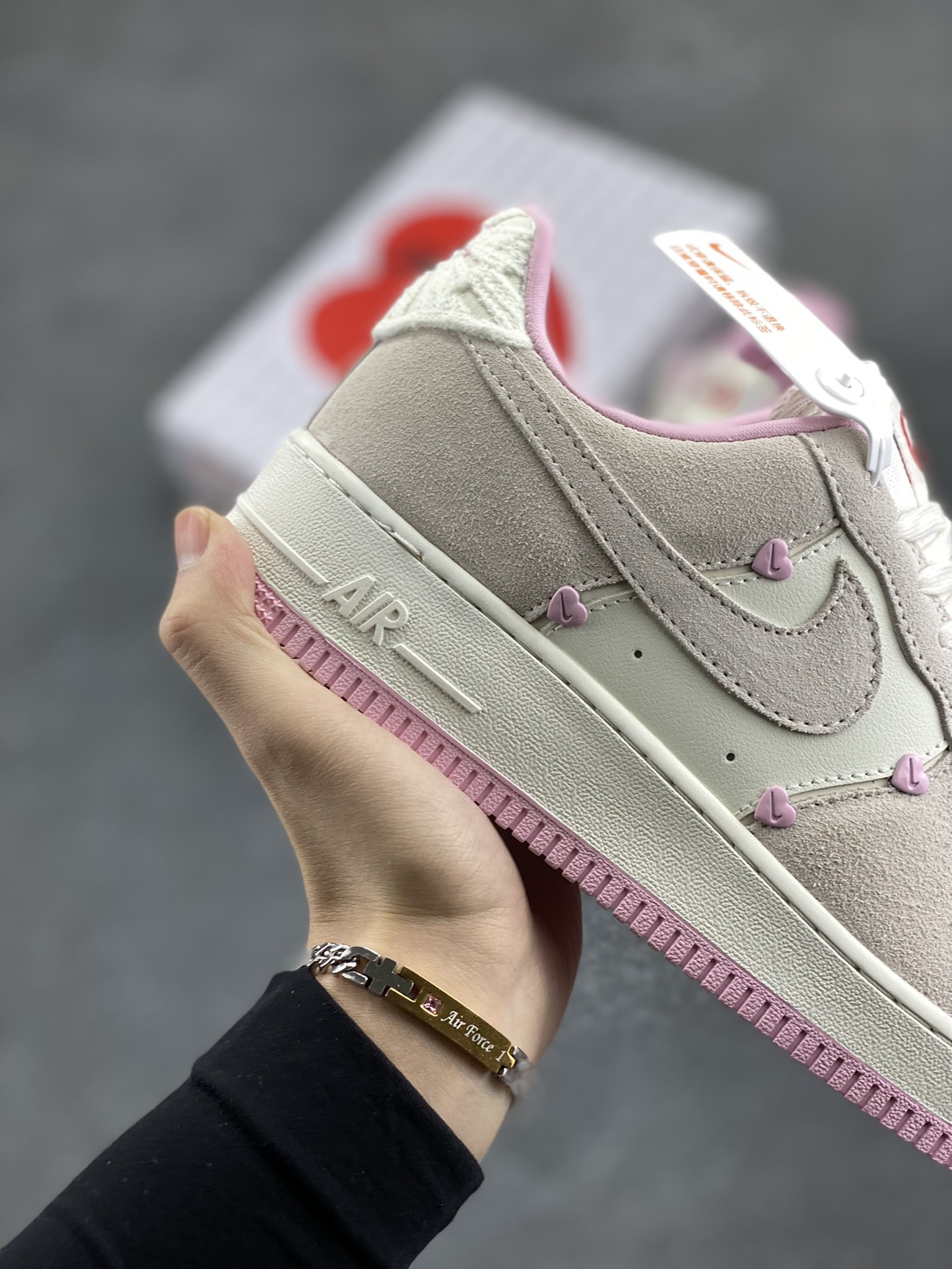 图片[6]-Nike Air Force 1 Low 苹果情人节 原楦头原纸板 打造纯正空军版型 专注外贸渠道 全掌内置蜂窝气垫 原盒配件 原厂中底钢印、拉帮完美 货号：HV5992-111 尺码：35.5 36 36.5 37.5 38 38.5 39 40 40.5 41 42-选品中心