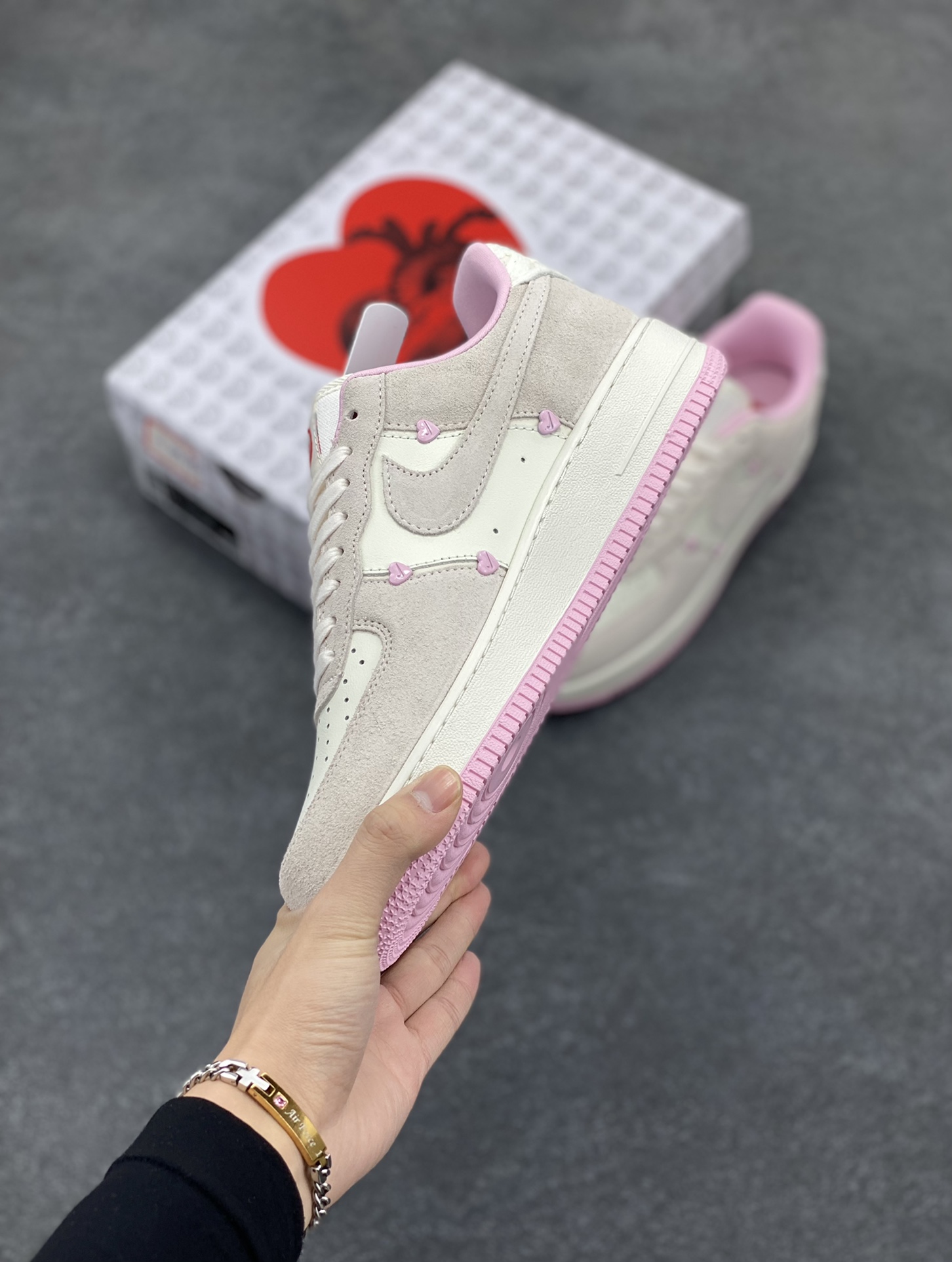 图片[3]-Nike Air Force 1 Low 苹果情人节 原楦头原纸板 打造纯正空军版型 专注外贸渠道 全掌内置蜂窝气垫 原盒配件 原厂中底钢印、拉帮完美 货号：HV5992-111 尺码：35.5 36 36.5 37.5 38 38.5 39 40 40.5 41 42-选品中心