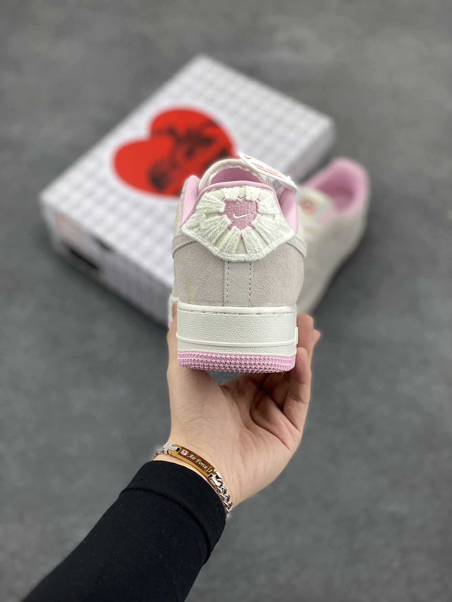 图片[4]-Nike Air Force 1 Low 苹果情人节 原楦头原纸板 打造纯正空军版型 专注外贸渠道 全掌内置蜂窝气垫 原盒配件 原厂中底钢印、拉帮完美 货号：HV5992-111 尺码：35.5 36 36.5 37.5 38 38.5 39 40 40.5 41 42-选品中心